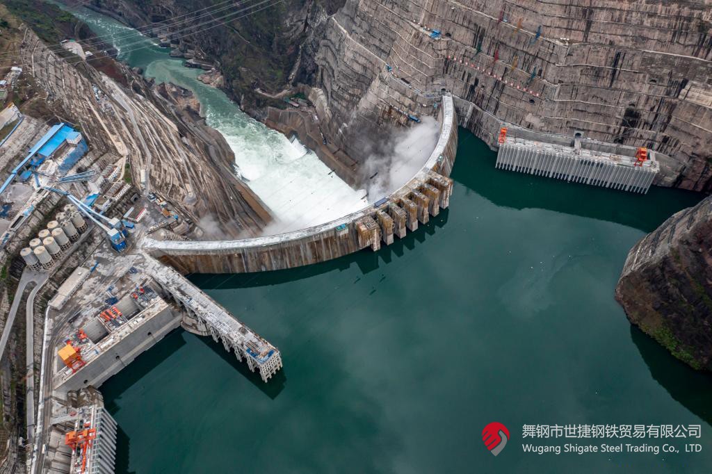 10月24日下午，白鶴灘水電站右岸地下廠房最后一倉封頂混凝土澆筑完成，標(biāo)志著世界在建最大水電站地下廠房全線封頂。在該工程建設(shè)中，河鋼集團(tuán)舞鋼公司累計(jì)生產(chǎn)供應(yīng)Q500、Q345C/B、SX780等數(shù)個(gè)新品種鋼板4500噸，主要用于水電站水輪機(jī)座環(huán)、發(fā)電機(jī)頂蓋、控制環(huán)、壓力鋼管制造，大大加速了大型發(fā)電機(jī)組用鋼國產(chǎn)化進(jìn)程。    據(jù)介紹，白鶴灘水電站位于四川省涼山州和云南省昭通市交界處，是世界在建規(guī)模最大的水電工程，裝機(jī)總?cè)萘?600萬千瓦，其左右岸地下廠房內(nèi)分別布置8臺(tái)具有完全自主知識(shí)產(chǎn)權(quán)的單機(jī)容量達(dá)100萬千瓦的水輪發(fā)電機(jī)組，單機(jī)容量位居世界第一。10月24日下午，白鶴灘水電站成功蓄水至825米高程，首次達(dá)到正常水位，大壩將接受高水位全面檢驗(yàn)。    該工程的規(guī)模天然決定了其施工難度極高，復(fù)雜的地形地質(zhì)條件和技術(shù)指標(biāo)等因素也給施工帶來了巨大挑戰(zhàn)。因此在電站建設(shè)材料及關(guān)鍵部位用鋼的選擇上，客戶慎之又慎，對焊接性能、韌性、強(qiáng)度等均有著極為嚴(yán)苛的技術(shù)要求。舞鋼公司憑借強(qiáng)大的質(zhì)量品牌優(yōu)勢和雄厚的技術(shù)實(shí)力成功中標(biāo)——數(shù)百噸“舞鋼牌”高技術(shù)含量的大厚度高級別水電鋼板用于制造世界單機(jī)容量最大的巨型水輪發(fā)電機(jī)組的座環(huán)。    隨后，舞鋼公司為白鶴灘水電站定制研發(fā)265mm厚的SXQ500D-Z35鋼板，并進(jìn)一步制作加工件。公司科技部高強(qiáng)鋼研究所針對該鋼的生產(chǎn)重點(diǎn)和難點(diǎn)，提前制定措施，并在冶煉、制坯等關(guān)鍵環(huán)節(jié)派人進(jìn)行跟蹤、協(xié)調(diào)。在科技、設(shè)備、生產(chǎn)人員的共同努力下，該批鋼板最終順利生產(chǎn)完畢。鋼板及試樣經(jīng)公司、客戶和第三方檢驗(yàn)機(jī)構(gòu)檢驗(yàn)合格后，在三和盛機(jī)建公司完成切割深加工。    交付客戶后，該鋼憑著焊接性能好、力學(xué)結(jié)構(gòu)良好、低溫沖擊韌性強(qiáng)等優(yōu)點(diǎn)，承受住了巨大的水壓力和沖擊負(fù)荷，再次贏得設(shè)備制造方的高度評價(jià)。（舞鋼市委宣傳部 楊德坤 張培軍）