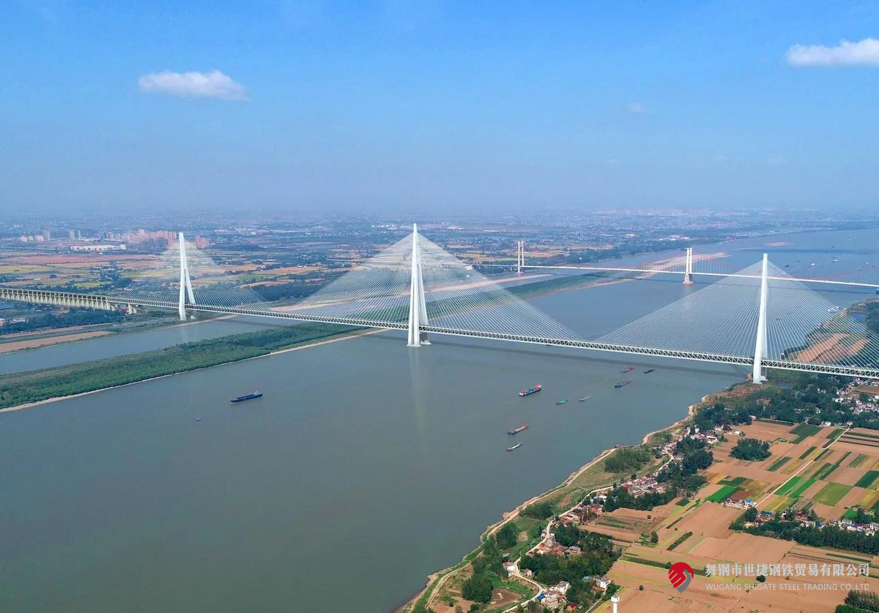 4月10日，中央電視臺(tái)《新聞聯(lián)播》和《東方時(shí)空》節(jié)目同時(shí)播報(bào)了世界最大跨度三塔斜拉橋——馬鞍山長(zhǎng)江公鐵大橋主塔開(kāi)始吊裝的消息。該項(xiàng)目建設(shè)過(guò)程中，河鋼集團(tuán)舞鋼公司累計(jì)為其供應(yīng)高級(jí)別橋梁鋼板Q370qE、Q420qE、Q500qE近6萬(wàn)噸，用于該橋關(guān)鍵部位建設(shè)。其中，批量供貨的高級(jí)別橋梁鋼Q500qE各項(xiàng)技術(shù)指標(biāo)世界領(lǐng)先。目前，舞鋼高端橋梁鋼實(shí)現(xiàn)了從Q345到Q690級(jí)別的全覆蓋。    2219e9e1e81cd18f2738bf2b469e6b98.png  近年來(lái)，舞鋼加速“兩個(gè)結(jié)構(gòu)”優(yōu)化，以高端客戶(hù)需求和產(chǎn)業(yè)鏈高質(zhì)量發(fā)展為導(dǎo)向，不斷推動(dòng)技術(shù)和產(chǎn)品升級(jí)。針對(duì)項(xiàng)目需求，舞鋼成立攻關(guān)團(tuán)隊(duì)，與客戶(hù)深度對(duì)接，精心設(shè)計(jì)生產(chǎn)保供方案，通過(guò)精確控制冶煉過(guò)程，確保了鋼板內(nèi)部質(zhì)量穩(wěn)定；創(chuàng)新軋制、熱處理工藝，攻克制約鋼板強(qiáng)度提升的工藝瓶頸，確保了鋼板各項(xiàng)性能全部滿(mǎn)足客戶(hù)要求。  為了保證在極短的交貨期內(nèi)實(shí)現(xiàn)高質(zhì)量交貨，舞鋼集中各類(lèi)優(yōu)勢(shì)資源，創(chuàng)新橋梁鋼生產(chǎn)工藝，將交貨期縮短了約5天時(shí)間。在客戶(hù)的加工使用、安裝等各環(huán)節(jié)，舞鋼技術(shù)營(yíng)銷(xiāo)服務(wù)團(tuán)隊(duì)及進(jìn)跟進(jìn)，為其提供精準(zhǔn)、專(zhuān)業(yè)的服務(wù)，贏得了客戶(hù)信賴(lài)。  馬鞍山長(zhǎng)江公鐵大橋單跨1120米，雙跨連續(xù)跨度2240米；中塔塔高345米，相當(dāng)于115層樓，為目前世界最高橋塔；承臺(tái)長(zhǎng)89.2米、寬54.7米，平面面積近5000平方米，相當(dāng)于8個(gè)標(biāo)準(zhǔn)籃球場(chǎng)，為目前世界最大規(guī)模的橋梁樁基礎(chǔ)。