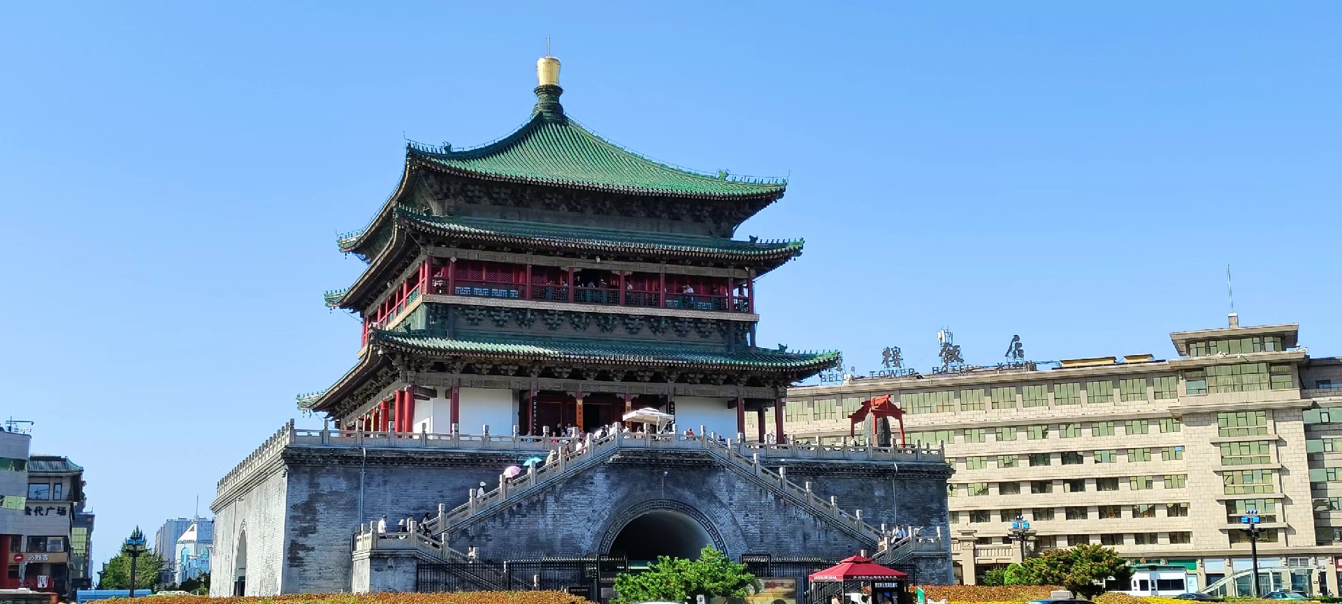 西安是國務院公布的首批國家歷史文化名城，有西周、秦、西漢、唐等在內(nèi)的13個朝代在此建都，是世界四大古都之一，中國古都學會認定的中國建都朝代最多、帝都歷史最長的古都。曾經(jīng)作為中國首都和政治、經(jīng)濟、文化中心長達1100多年。旅游景點有秦始皇兵馬俑博物館、大雁塔、陜西歷史博物館、華清池景區(qū)、碑林博物館等