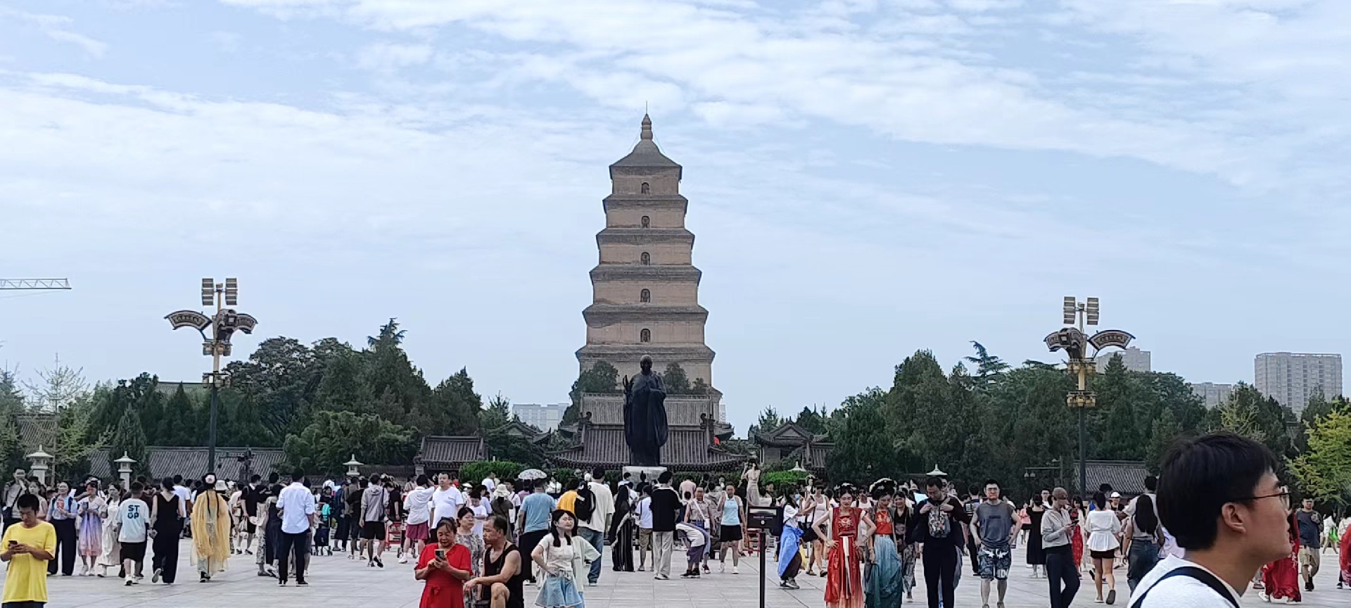西安是國務院公布的首批國家歷史文化名城，有西周、秦、西漢、唐等在內(nèi)的13個朝代在此建都，是世界四大古都之一，中國古都學會認定的中國建都朝代最多、帝都歷史最長的古都。曾經(jīng)作為中國首都和政治、經(jīng)濟、文化中心長達1100多年。旅游景點有秦始皇兵馬俑博物館、大雁塔、陜西歷史博物館、華清池景區(qū)、碑林博物館等