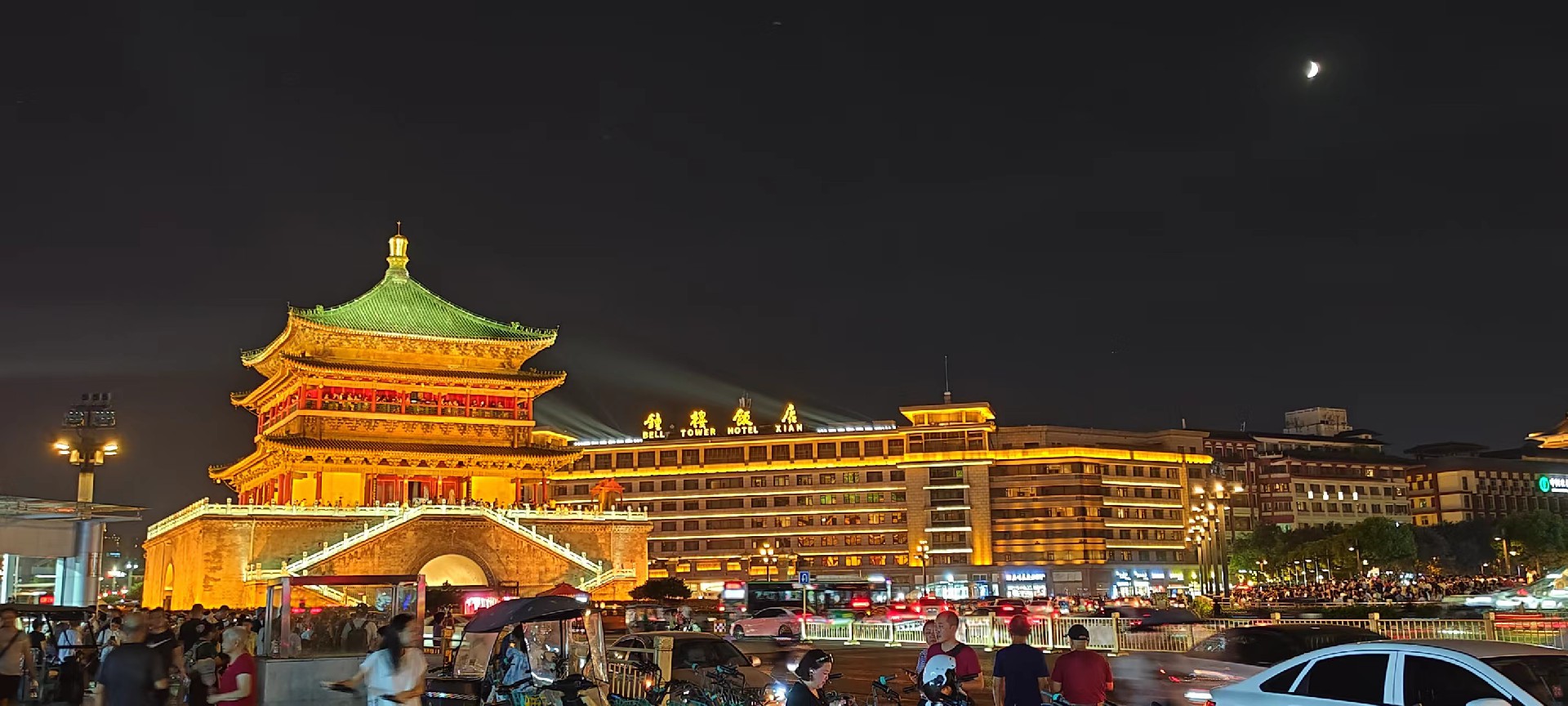西安是國務院公布的首批國家歷史文化名城，有西周、秦、西漢、唐等在內(nèi)的13個朝代在此建都，是世界四大古都之一，中國古都學會認定的中國建都朝代最多、帝都歷史最長的古都。曾經(jīng)作為中國首都和政治、經(jīng)濟、文化中心長達1100多年。旅游景點有秦始皇兵馬俑博物館、大雁塔、陜西歷史博物館、華清池景區(qū)、碑林博物館等