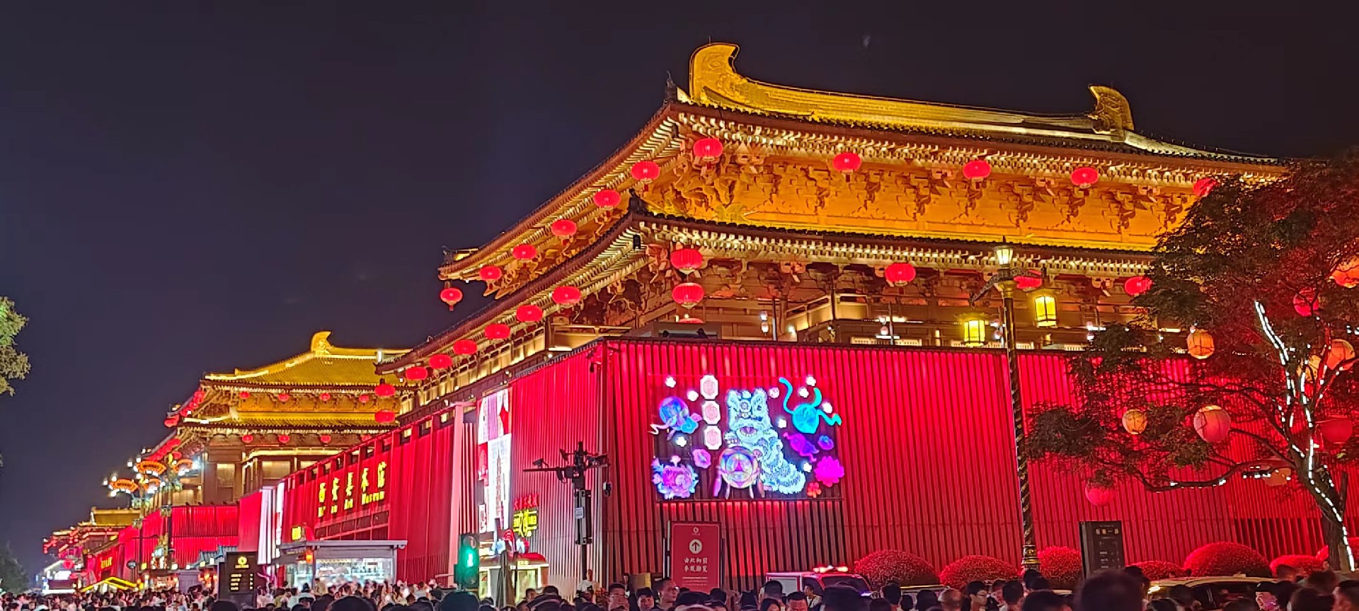 西安是國務院公布的首批國家歷史文化名城，有西周、秦、西漢、唐等在內(nèi)的13個朝代在此建都，是世界四大古都之一，中國古都學會認定的中國建都朝代最多、帝都歷史最長的古都。曾經(jīng)作為中國首都和政治、經(jīng)濟、文化中心長達1100多年。旅游景點有秦始皇兵馬俑博物館、大雁塔、陜西歷史博物館、華清池景區(qū)、碑林博物館等