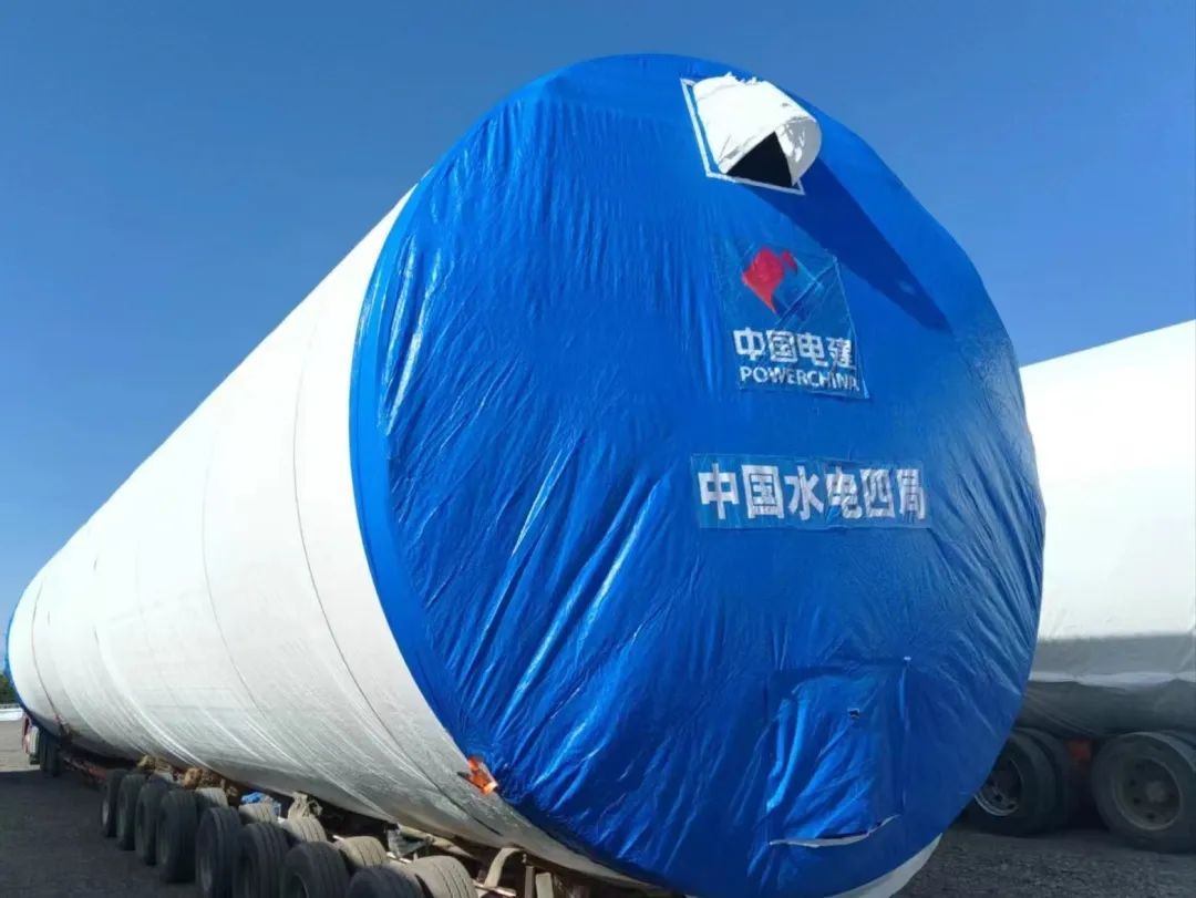 河鋼集團舞鋼生產(chǎn)的一批高端風電項目用鋼板如期發(fā)往客戶，將用于新彊吐魯番市重點能源項目——廣東能源托克遜縣100萬千瓦風電項目的風電塔筒制造。目前，舞鋼已累計向該項目供應高端風電項目用鋼板近2萬噸。 在供貨過程中，舞鋼強化項目跟蹤和技術(shù)營銷，針對該項目設計和建設所需，為用戶設計從生產(chǎn)到供貨以及后期服務的一攬子解決方案。在生產(chǎn)過程中，舞鋼根據(jù)客戶所需，不斷推動工藝和流程優(yōu)化，先后攻克冶煉和軋制環(huán)節(jié)的多個難題，滿足了客戶對鋼板表面質(zhì)量的特殊需求，并保證了按期高質(zhì)量交付。 廣東能源托克遜縣100萬千瓦風電項目（一期50萬千瓦）位于新疆維吾爾自治區(qū)吐魯番市托克遜縣，屬于小草湖風區(qū)。風電場距離托克遜縣僅14公里，距烏魯木齊市約130公里。海拔集中在45至125米，場地開闊，地形較平坦，地勢東南部低、西北部高。本工程擬安裝50臺風力發(fā)電機組，機組塔高126.1米，總工程量約26000噸，是新疆首個直徑超過6米的單機容量達10兆瓦的非分片式風電塔筒。  此項目為新建工程，地處新疆傳統(tǒng)九大風區(qū)之一的吐魯番西部風區(qū)核心位置，擁有得天獨厚的自然資源，與吐魯番市、烏魯木齊兩大用電負荷中心接壤，具備天然的負荷消納優(yōu)勢。項目投產(chǎn)后，年上網(wǎng)電量約23億千瓦時，可節(jié)約標準煤約70萬噸，每年可減少二氧化碳排放233萬噸，將具有良好的經(jīng)濟效益和生態(tài)效益。  百萬千瓦級風電項目的開工建設，標志著吐魯番市在打造千萬千瓦級大型清潔能源基地的征程上又邁出了跨越式的一步，將有力推動吐魯番綠色新能源產(chǎn)業(yè)進入發(fā)展新時期，為建設全疆經(jīng)濟高質(zhì)量發(fā)展示范區(qū)提供新的、強有力的支撐。