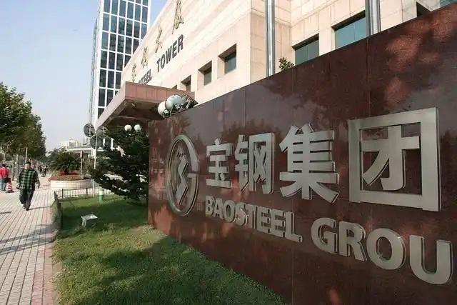 鋼鐵行業(yè)是全球工業(yè)體系中的重要支柱之一,其產(chǎn)品廣泛應用于基礎設施建設、機械制造、汽車工業(yè)等領域。隨著全球工業(yè)化進程的不斷深入,鋼鐵行業(yè)呈現(xiàn)出國際化競爭格局。在眾多鋼鐵制造企業(yè)中,有6家公司以其出色的經(jīng)營業(yè)績和強大的市場地位脫穎而出,成為了世界鋼鐵制造業(yè)的領軍企業(yè)。  第一，是總部位于中國的寶鋼集團。寶鋼集團創(chuàng)立于1992年,作為中國最大的鋼鐵生產(chǎn)企業(yè),其年產(chǎn)鋼鐵超過1億噸,在全球鋼鐵企業(yè)中居首位。寶鋼集團擁有先進的煉鋼技術(shù)和完善的產(chǎn)業(yè)鏈,產(chǎn)品涵蓋了碳鋼、合金鋼、不銹鋼等多個品類,廣泛應用于汽車、家電、建筑等領域。在國內(nèi)市場上,寶鋼集團占據(jù)主導地位,同時也積極拓展海外市場,在全球范圍內(nèi)享有較高的品牌知名度。   第二，是同樣總部設在中國的武鋼集團。武鋼集團成立于1958年,是中國最早的鋼鐵生產(chǎn)企業(yè)之一,擁有悠久的歷史和豐富的生產(chǎn)經(jīng)驗。該集團主營碳鋼和合金鋼的生產(chǎn),年產(chǎn)量超過5000萬噸,位居全球第二。武鋼集團不僅在國內(nèi)市場占有重要地位,同時也積極開拓海外市場,產(chǎn)品遠銷歐洲、東南亞等地區(qū)。近年來,武鋼集團通過并購重組等方式不斷擴大產(chǎn)能,提升了其在全球鋼鐵行業(yè)的影響力。   第三，是總部位于印度的塔塔鋼鐵公司。塔塔鋼鐵公司成立于1907年,是全球歷史最悠久的鋼鐵制造企業(yè)之一。該公司年產(chǎn)鋼鐵超過1800萬噸,產(chǎn)品涵蓋了碳鋼、合金鋼、不銹鋼等種類,廣泛應用于汽車、基礎設施、機械制造等領域。憑借雄厚的技術(shù)實力和優(yōu)秀的管理團隊,塔塔鋼鐵公司在全球鋼鐵市場上占據(jù)了重要地位,在發(fā)展中國家市場尤其具有優(yōu)勢。   第四，是總部位于日本的新日鐵住金株式會社。新日鐵住金株式會社是日本最大的鋼鐵制造企業(yè),年產(chǎn)鋼鐵約4500萬噸,位居全球第四。該公司擁有業(yè)內(nèi)領先的技術(shù)水平,在煉鋼、軋鋼等工藝上均有很強的競爭力。同時,新日鐵住金還積極推動產(chǎn)品創(chuàng)新,開發(fā)出多種高性能鋼材,廣泛應用于汽車制造、電子電器等行業(yè)。憑借雄厚的技術(shù)實力和優(yōu)質(zhì)的產(chǎn)品,新日鐵住金在日本國內(nèi)以及東亞地區(qū)市場占據(jù)主導地位。   第五,是總部位于韓國的POSCO。POSCO創(chuàng)立于1968年,是韓國最大的鋼鐵制造企業(yè),年產(chǎn)鋼鐵約4000萬噸。POSCO在煉鋼技術(shù)、產(chǎn)品研發(fā)等方面均處于業(yè)內(nèi)領先水平,旗下?lián)碛卸嗉液Ｍ庾庸?業(yè)務覆蓋全球主要市場。近年來,POSCO不斷優(yōu)化產(chǎn)品結(jié)構(gòu),提升高附加值鋼材的占比,在汽車制造、電子等領域具有較強的市場競爭力。憑借優(yōu)秀的經(jīng)營業(yè)績和穩(wěn)健的財務狀況,POSCO在全球鋼鐵行業(yè)中占據(jù)重要地位。   第六,是總部位于美國的美國鋼鐵公司。美國鋼鐵公司創(chuàng)立于1901年,是美國最大的鋼鐵制造企業(yè),年產(chǎn)鋼鐵約1600萬噸。該公司在碳鋼、不銹鋼等品類的生產(chǎn)上均具有較強的技術(shù)實力,產(chǎn)品廣泛應用于汽車制造、基礎設施建設等領域。近年來,美國鋼鐵公司通過資產(chǎn)重組和技術(shù)創(chuàng)新等措施,不斷提升自身競爭力,在北美市場保持領先地位。   舉報/反饋