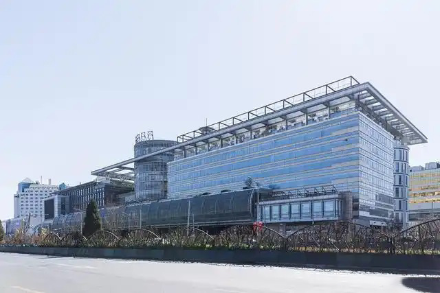 鋼鐵行業(yè)是全球工業(yè)體系中的重要支柱之一,其產(chǎn)品廣泛應用于基礎設施建設、機械制造、汽車工業(yè)等領域。隨著全球工業(yè)化進程的不斷深入,鋼鐵行業(yè)呈現(xiàn)出國際化競爭格局。在眾多鋼鐵制造企業(yè)中,有6家公司以其出色的經(jīng)營業(yè)績和強大的市場地位脫穎而出,成為了世界鋼鐵制造業(yè)的領軍企業(yè)。  第一，是總部位于中國的寶鋼集團。寶鋼集團創(chuàng)立于1992年,作為中國最大的鋼鐵生產(chǎn)企業(yè),其年產(chǎn)鋼鐵超過1億噸,在全球鋼鐵企業(yè)中居首位。寶鋼集團擁有先進的煉鋼技術(shù)和完善的產(chǎn)業(yè)鏈,產(chǎn)品涵蓋了碳鋼、合金鋼、不銹鋼等多個品類,廣泛應用于汽車、家電、建筑等領域。在國內(nèi)市場上,寶鋼集團占據(jù)主導地位,同時也積極拓展海外市場,在全球范圍內(nèi)享有較高的品牌知名度。   第二，是同樣總部設在中國的武鋼集團。武鋼集團成立于1958年,是中國最早的鋼鐵生產(chǎn)企業(yè)之一,擁有悠久的歷史和豐富的生產(chǎn)經(jīng)驗。該集團主營碳鋼和合金鋼的生產(chǎn),年產(chǎn)量超過5000萬噸,位居全球第二。武鋼集團不僅在國內(nèi)市場占有重要地位,同時也積極開拓海外市場,產(chǎn)品遠銷歐洲、東南亞等地區(qū)。近年來,武鋼集團通過并購重組等方式不斷擴大產(chǎn)能,提升了其在全球鋼鐵行業(yè)的影響力。   第三，是總部位于印度的塔塔鋼鐵公司。塔塔鋼鐵公司成立于1907年,是全球歷史最悠久的鋼鐵制造企業(yè)之一。該公司年產(chǎn)鋼鐵超過1800萬噸,產(chǎn)品涵蓋了碳鋼、合金鋼、不銹鋼等種類,廣泛應用于汽車、基礎設施、機械制造等領域。憑借雄厚的技術(shù)實力和優(yōu)秀的管理團隊,塔塔鋼鐵公司在全球鋼鐵市場上占據(jù)了重要地位,在發(fā)展中國家市場尤其具有優(yōu)勢。   第四，是總部位于日本的新日鐵住金株式會社。新日鐵住金株式會社是日本最大的鋼鐵制造企業(yè),年產(chǎn)鋼鐵約4500萬噸,位居全球第四。該公司擁有業(yè)內(nèi)領先的技術(shù)水平,在煉鋼、軋鋼等工藝上均有很強的競爭力。同時,新日鐵住金還積極推動產(chǎn)品創(chuàng)新,開發(fā)出多種高性能鋼材,廣泛應用于汽車制造、電子電器等行業(yè)。憑借雄厚的技術(shù)實力和優(yōu)質(zhì)的產(chǎn)品,新日鐵住金在日本國內(nèi)以及東亞地區(qū)市場占據(jù)主導地位。   第五,是總部位于韓國的POSCO。POSCO創(chuàng)立于1968年,是韓國最大的鋼鐵制造企業(yè),年產(chǎn)鋼鐵約4000萬噸。POSCO在煉鋼技術(shù)、產(chǎn)品研發(fā)等方面均處于業(yè)內(nèi)領先水平,旗下?lián)碛卸嗉液Ｍ庾庸?業(yè)務覆蓋全球主要市場。近年來,POSCO不斷優(yōu)化產(chǎn)品結(jié)構(gòu),提升高附加值鋼材的占比,在汽車制造、電子等領域具有較強的市場競爭力。憑借優(yōu)秀的經(jīng)營業(yè)績和穩(wěn)健的財務狀況,POSCO在全球鋼鐵行業(yè)中占據(jù)重要地位。   第六,是總部位于美國的美國鋼鐵公司。美國鋼鐵公司創(chuàng)立于1901年,是美國最大的鋼鐵制造企業(yè),年產(chǎn)鋼鐵約1600萬噸。該公司在碳鋼、不銹鋼等品類的生產(chǎn)上均具有較強的技術(shù)實力,產(chǎn)品廣泛應用于汽車制造、基礎設施建設等領域。近年來,美國鋼鐵公司通過資產(chǎn)重組和技術(shù)創(chuàng)新等措施,不斷提升自身競爭力,在北美市場保持領先地位。   舉報/反饋