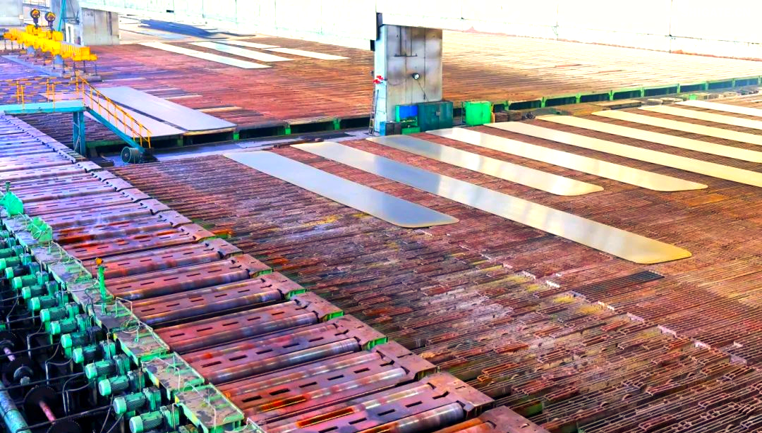 260余種寬厚板產(chǎn)品成功替代進(jìn)口或按國外標(biāo)準(zhǔn)生產(chǎn)，多個(gè)品種填補(bǔ)國內(nèi)空白并獨(dú)家供貨，更有40余種遠(yuǎn)銷海外。舞鋼公司不僅主導(dǎo)制定了臨氫設(shè)備用鉻鉬合金鋼板等十余項(xiàng)國家標(biāo)準(zhǔn)，還榮獲國家科學(xué)技術(shù)進(jìn)步獎(jiǎng)一等獎(jiǎng)2項(xiàng)、二等獎(jiǎng)1項(xiàng)，省部級科技進(jìn)步獎(jiǎng)更是數(shù)不勝數(shù)。自創(chuàng)立以來，河鋼集團(tuán)舞鋼公司便深耕寬厚板研發(fā)制造，打造出響亮的民族品牌，穩(wěn)坐世界寬厚板領(lǐng)域的頭把交椅。 260余種寬厚板產(chǎn)品成功替代進(jìn)口或按國外標(biāo)準(zhǔn)生產(chǎn)，多個(gè)品種填補(bǔ)國內(nèi)空白并獨(dú)家供貨，更有40余種遠(yuǎn)銷海外。舞鋼公司不僅主導(dǎo)制定了臨氫設(shè)備用鉻鉬合金鋼板等十余項(xiàng)國家標(biāo)準(zhǔn)，還榮獲國家科學(xué)技術(shù)進(jìn)步獎(jiǎng)一等獎(jiǎng)2項(xiàng)、二等獎(jiǎng)1項(xiàng)，省部級科技進(jìn)步獎(jiǎng)更是數(shù)不勝數(shù)。自創(chuàng)立以來，河鋼集團(tuán)舞鋼公司便深耕寬厚板研發(fā)制造，打造出響亮的民族品牌，穩(wěn)坐世界寬厚板領(lǐng)域的頭把交椅。 fdb85620c4ebcb4769ad69d0a0a3e58f.png圖為舞鋼生產(chǎn)現(xiàn)場一角。  品牌價(jià)值涵蓋了企業(yè)的多方面競爭力，包括產(chǎn)品實(shí)力、文化底蘊(yùn)、資源調(diào)配能力、技術(shù)標(biāo)準(zhǔn)以及質(zhì)量管理等。河鋼集團(tuán)舞鋼公司深知這一點(diǎn)，其黨委書記、董事長于勇強(qiáng)調(diào)，要緊密貼近市場脈搏，不斷強(qiáng)化科技創(chuàng)新，以更好地維護(hù)和提升舞鋼的品牌價(jià)值，推動(dòng)企業(yè)更上一層樓。  近日，《中國冶金報(bào)》的記者們走進(jìn)舞鋼，深入探訪了該企業(yè)品牌塑造的背后故事。舞鋼以科技為核心，提供高端定制服務(wù)，不僅緊跟行業(yè)動(dòng)態(tài)和客戶需求，還專注于客戶應(yīng)用材料的替代研發(fā)，通過創(chuàng)新贏得先機(jī)。舞鋼人以攻堅(jiān)克難的精神，突破關(guān)鍵技術(shù)難題，將關(guān)鍵核心技術(shù)牢牢掌握在自己手中，成功實(shí)現(xiàn)了從生產(chǎn)型企業(yè)到“制造+服務(wù)型企業(yè)”的轉(zhuǎn)型。  舞鋼黨委書記、董事長吝章國明確指出，舞鋼應(yīng)定位高端市場，致力于開發(fā)獨(dú)特且優(yōu)質(zhì)的高端產(chǎn)品，同時(shí)緊貼市場和客戶需求，提供量身定制的服務(wù)。這一策略不僅塑造了產(chǎn)品品牌，更提升了品牌價(jià)值。舞鋼國內(nèi)首發(fā)的SA737系列容器鋼板，以其大厚度、高技術(shù)難度，充分展現(xiàn)了企業(yè)在科技創(chuàng)新和高端定制方面的實(shí)力。 2024年10月，舞鋼在深入調(diào)研某重點(diǎn)客戶后，立志于替代進(jìn)口，著手研發(fā)大厚度、高技術(shù)難度的碳錳釩SA737系列容器鋼板。為此，公司組建了由技術(shù)、營銷人員等組成的高端高效益產(chǎn)品攻關(guān)團(tuán)隊(duì)，根據(jù)客戶需求定制了專屬供貨方案，贏得了客戶的信賴。  在生產(chǎn)過程中，舞鋼面臨鋼板厚度大、技術(shù)要求嚴(yán)苛等多重挑戰(zhàn)。但憑借強(qiáng)大的技術(shù)實(shí)力和創(chuàng)新能力，舞鋼團(tuán)隊(duì)不僅成功實(shí)施了覆蓋關(guān)鍵工序的梯度試驗(yàn)，還根據(jù)試驗(yàn)數(shù)據(jù)進(jìn)行了長達(dá)10余天的深入分析驗(yàn)證，最終確定了與生產(chǎn)現(xiàn)場高度契合的最佳工藝方案。這一方案確保了SA737系列容器鋼板在拉伸性能、沖擊性能以及模擬焊后性能等方面均達(dá)到國內(nèi)領(lǐng)先水平，有力地提升了舞鋼的品牌價(jià)值。  圖為舞鋼第二鋼軋廠的生產(chǎn)現(xiàn)場。 2024年12月20日，舞鋼科技部收到了來自某高端客戶的積極反饋：“舞鋼生產(chǎn)的碳錳釩SA737系列容器鋼板焊接性能非常穩(wěn)定，簡直太好用了！連我們的工人都為你們點(diǎn)贊！”這標(biāo)志著舞鋼首次成功批量生產(chǎn)出大厚度、高技術(shù)難度的碳錳釩SA737系列容器鋼板，實(shí)現(xiàn)了國內(nèi)首發(fā)，為舞鋼打造新的差異化優(yōu)勢、引領(lǐng)寬厚板行業(yè)的高質(zhì)量發(fā)展注入了強(qiáng)大動(dòng)力。同時(shí)，用戶對高端材料經(jīng)濟(jì)性的追求也成為舞鋼研發(fā)工作的重要考量因素。截至2024年底，舞鋼高錳鋼已在國內(nèi)首臺套高錳鋼船“GasChem Phoenix”上實(shí)現(xiàn)了安全運(yùn)行2萬海里的壯舉。這不僅標(biāo)志著舞鋼高錳鋼在國內(nèi)率先實(shí)現(xiàn)了實(shí)船應(yīng)用，更意味著新一代低成本、高性能的超低溫國產(chǎn)高錳鋼從基礎(chǔ)研究走向了工程應(yīng)用，為高錳鋼的推廣和應(yīng)用樹立了新的里程碑。  圖為舞鋼第二鋼軋廠。LNG（液化天然氣）新型低溫高錳鋼憑借其出色的低溫韌性、高延展性以及高強(qiáng)度，相較于傳統(tǒng)LNG船罐材料所采用的Ni系低溫鋼，展現(xiàn)出了顯著的經(jīng)濟(jì)效益。高錳鋼的應(yīng)用對LNG船舶制造企業(yè)而言，不僅有助于降低生產(chǎn)成本，更能提升其市場競爭力。為了實(shí)現(xiàn)科研成果與客戶需求的高效轉(zhuǎn)化，舞鋼積極展開了全方位、多輪次的科技創(chuàng)新活動(dòng)。 2024年12月18日，舞鋼的生產(chǎn)線上，一批高端壓力容器鋼板在經(jīng)過數(shù)小時(shí)精心熱處理后，順利完成了切割與取樣，隨后進(jìn)入性能檢驗(yàn)的關(guān)鍵環(huán)節(jié)。科技部的科研人員全程緊密監(jiān)控，確保每一個(gè)環(huán)節(jié)都達(dá)到高標(biāo)準(zhǔn)。這批鋼板是為客戶量身定制的，面臨極高的技術(shù)挑戰(zhàn)，因?yàn)樗鼈儗儆诔T坯壓縮比的極限規(guī)格?？蛻粢笤谀M長時(shí)間焊接后，對鋼板厚度一半處進(jìn)行零下30攝氏度的沖擊韌性測試。同時(shí)，由于鋼板壓縮比小、厚度大，采用常規(guī)工藝難以確保各項(xiàng)性能指標(biāo)。  面對這些挑戰(zhàn)，舞鋼的高端高效益產(chǎn)品攻關(guān)團(tuán)隊(duì)從坯料生產(chǎn)、軋制到熱處理各環(huán)節(jié)入手，經(jīng)過不懈努力，終于找到了與性能指標(biāo)相匹配的最佳工藝參數(shù)，從而優(yōu)化了整體生產(chǎn)工藝。最終，該鋼板的各項(xiàng)性能參數(shù)不僅遠(yuǎn)超客戶預(yù)期，更達(dá)到了世界領(lǐng)先水平。  舞鋼第二鋼軋廠，一個(gè)致力于高端壓力容器鋼板研發(fā)與生產(chǎn)的重要基地。在這里，科技與創(chuàng)新是永恒的主題。吝章國，作為舞鋼的科技領(lǐng)軍人物，深知科技成果轉(zhuǎn)化的重要性。他強(qiáng)調(diào)，只有將研發(fā)出的產(chǎn)品真正轉(zhuǎn)化為實(shí)際生產(chǎn)力，才能實(shí)現(xiàn)其真正的價(jià)值。因此，舞鋼始終將科技成果轉(zhuǎn)化作為工作的重中之重，不斷推動(dòng)技術(shù)創(chuàng)新與產(chǎn)業(yè)升級的深度融合。 2024年，舞鋼繼續(xù)堅(jiān)定地走特鋼路線，并成功研發(fā)了18個(gè)新產(chǎn)品。此外，舞鋼還積極與20余家高端客戶進(jìn)行互訪，并成功開發(fā)了104個(gè)直供用戶，首單訂貨量累計(jì)高達(dá)9.5萬余噸。這些成績的取得，得益于舞鋼在市場把控方面的機(jī)制創(chuàng)新。在制造業(yè)轉(zhuǎn)型升級的大背景下，中厚板領(lǐng)域已成為鋼鐵行業(yè)增長最快的領(lǐng)域和效益源泉，這也導(dǎo)致國內(nèi)中厚板市場的供需狀況發(fā)生了深刻變化。面對這一新形勢，舞鋼積極應(yīng)對，通過機(jī)制創(chuàng)新來提升市場把控力，以實(shí)現(xiàn)更好的生存和發(fā)展。  舞鋼通過創(chuàng)新機(jī)制體制，進(jìn)一步強(qiáng)化了銷售端資源傾斜，推動(dòng)企業(yè)從單一生產(chǎn)向“制造+服務(wù)”模式轉(zhuǎn)型。他們深化市場、客戶和服務(wù)意識，不斷提高執(zhí)行、適應(yīng)和變革能力，專注于市場和客戶需求。經(jīng)過一系列舉措，舞鋼對市場的把控能力得到了顯著提升。  在2024年9月6日的舞鋼高端水電鋼攻關(guān)團(tuán)隊(duì)周例會上，該團(tuán)隊(duì)負(fù)責(zé)人張曉克強(qiáng)調(diào)，擁有鋼需求的頭部客戶是市場開發(fā)的關(guān)鍵。他要求團(tuán)隊(duì)成員主動(dòng)走訪、對接和服務(wù)這些客戶。該團(tuán)隊(duì)的積極攻關(guān)，使得舞鋼水電鋼合同承接量在2024年再創(chuàng)新高。  舞鋼始終以客戶需求為中心，通過多端對接和全面保障策略，不斷優(yōu)化產(chǎn)線建設(shè)。他們實(shí)施了領(lǐng)導(dǎo)班子成員的“產(chǎn)線包?！敝贫?，從多個(gè)維度對兩條產(chǎn)線進(jìn)行數(shù)據(jù)畫像，包括噸鋼邊際貢獻(xiàn)、低邊際合同占比等。這些措施促進(jìn)了產(chǎn)線和營銷人員更加關(guān)注產(chǎn)線關(guān)鍵指標(biāo)和創(chuàng)效能力，推動(dòng)了企業(yè)管理重點(diǎn)從產(chǎn)量向產(chǎn)線的轉(zhuǎn)變。 53歲的高級技師任亞強(qiáng)，在面臨軋制生產(chǎn)難度極大、近乎顛覆其認(rèn)知的8120鋼板時(shí)，他堅(jiān)定地選擇了挑戰(zhàn)。他不僅將軋輥壓下量精細(xì)調(diào)整，更把各道次的間隙時(shí)間縮短到極致，最終成功生產(chǎn)出滿足客戶要求的產(chǎn)品。這一成功，不僅彰顯了舞鋼在技術(shù)上的實(shí)力，更體現(xiàn)了他們對于市場和客戶需求的深刻洞察。  在舞鋼的攻關(guān)團(tuán)隊(duì)中，“技術(shù)咖”們成為銷售的堅(jiān)強(qiáng)后盾。他們無條件支持銷售，對銷售人員提出的問題積極響應(yīng)，確保當(dāng)日事當(dāng)日畢。正是這種高效協(xié)作的精神，使得舞鋼在2024年成功中標(biāo)國內(nèi)多個(gè)知名建設(shè)項(xiàng)目。  在全員端，舞鋼更是全力以赴保市場，緊跟市場和客戶變化，提高反應(yīng)速度。他們突出柔性生產(chǎn)組織和靈活的訂單機(jī)制，實(shí)現(xiàn)生產(chǎn)組織與銷售的高度協(xié)同。同時(shí)，堅(jiān)持加強(qiáng)質(zhì)量、成本和交貨期管理，珍惜品牌信譽(yù)，成為舞鋼廣大干部職工的工作準(zhǔn)則。  一次江蘇客戶的746噸高端容器鋼板供貨合同，雖然交貨期只有短短20天，但舞鋼各部門、各單位加強(qiáng)協(xié)同，全方位提升保供能力。最終，在客戶要求的交貨期內(nèi)，舞鋼高質(zhì)量、高標(biāo)準(zhǔn)完成了整單合同產(chǎn)品交付，贏得了客戶的贊譽(yù)。這一成功案例，更是舞鋼對市場把控能力和執(zhí)行能力的有力證明。 針對市場和客戶對鋼板質(zhì)量的高標(biāo)準(zhǔn)要求，舞鋼的技術(shù)團(tuán)隊(duì)進(jìn)行了深入細(xì)致的技術(shù)評審和質(zhì)量預(yù)判。他們精心制定了科學(xué)合理的工藝方案，旨在從合同的技術(shù)交流、生效下發(fā)階段就開始精準(zhǔn)識別生產(chǎn)難度，并提前進(jìn)行干預(yù)，以確保產(chǎn)品設(shè)計(jì)開發(fā)的精準(zhǔn)度，從而保障產(chǎn)品質(zhì)量。具體而言，舞鋼采取了以下措施：首先是加強(qiáng)過程管控，提高一次性合格率和合同兌現(xiàn)率；其次是技術(shù)指導(dǎo)全程參與，技術(shù)人員堅(jiān)持“一次做對”的原則，對每個(gè)產(chǎn)品都進(jìn)行嚴(yán)格管理，以杜絕因標(biāo)準(zhǔn)化作業(yè)執(zhí)行不力導(dǎo)致的質(zhì)量波動(dòng)；最后是不斷追求工藝改進(jìn)的完美性。  此外，舞鋼還通過健全激勵(lì)機(jī)制來激發(fā)銷售人員的積極性。他們根據(jù)KPI完成情況對銷售人員進(jìn)行評價(jià)，并根據(jù)銷售業(yè)績給予報(bào)酬，同時(shí)實(shí)施末位淘汰制度。此外，還設(shè)立了銷售網(wǎng)點(diǎn)賽馬獎(jiǎng)勵(lì)機(jī)制、高售價(jià)高效益合同獎(jiǎng)勵(lì)機(jī)制以及高端高效益產(chǎn)品技術(shù)攻關(guān)團(tuán)隊(duì)創(chuàng)效獎(jiǎng)勵(lì)機(jī)制。  目前，舞鋼已針對高端細(xì)分市場、個(gè)性化小眾市場和新產(chǎn)業(yè)新業(yè)態(tài)市場需求進(jìn)行了布局。他們設(shè)立了15個(gè)營銷網(wǎng)點(diǎn)和32個(gè)高端高效產(chǎn)品攻關(guān)團(tuán)隊(duì)，形成了全線聯(lián)動(dòng)的銷售反應(yīng)機(jī)制。2024年，舞鋼高端高效益產(chǎn)品的銷量同比提升了17%，高端熱處理產(chǎn)品的入庫量也同比增加7%。同時(shí)，頭部客戶的銷量占比提升了5%，高端產(chǎn)品的年銷量更是增長了18.9%。  舞鋼展廳一角，高端產(chǎn)品盡收眼底。 2025年，舞鋼將緊密圍繞河鋼集團(tuán)的戰(zhàn)略規(guī)劃，持續(xù)專注于特鋼精品的研發(fā)與銷售，進(jìn)一步強(qiáng)化“貼近市場、貼近客戶”的經(jīng)營理念，積極推進(jìn)技術(shù)營銷策略的實(shí)施，深耕下游關(guān)鍵行業(yè)市場，從而不斷鞏固和擴(kuò)大舞鋼在寬厚板領(lǐng)域的領(lǐng)先優(yōu)勢，持續(xù)提高舞鋼品牌的整體價(jià)值。圖為舞鋼生產(chǎn)現(xiàn)場一角。  品牌價(jià)值涵蓋了企業(yè)的多方面競爭力，包括產(chǎn)品實(shí)力、文化底蘊(yùn)、資源調(diào)配能力、技術(shù)標(biāo)準(zhǔn)以及質(zhì)量管理等。河鋼集團(tuán)舞鋼公司深知這一點(diǎn)，其黨委書記、董事長于勇強(qiáng)調(diào)，要緊密貼近市場脈搏，不斷強(qiáng)化科技創(chuàng)新，以更好地維護(hù)和提升舞鋼的品牌價(jià)值，推動(dòng)企業(yè)更上一層樓。  近日，《中國冶金報(bào)》的記者們走進(jìn)舞鋼，深入探訪了該企業(yè)品牌塑造的背后故事。舞鋼以科技為核心，提供高端定制服務(wù)，不僅緊跟行業(yè)動(dòng)態(tài)和客戶需求，還專注于客戶應(yīng)用材料的替代研發(fā)，通過創(chuàng)新贏得先機(jī)。舞鋼人以攻堅(jiān)克難的精神，突破關(guān)鍵技術(shù)難題，將關(guān)鍵核心技術(shù)牢牢掌握在自己手中，成功實(shí)現(xiàn)了從生產(chǎn)型企業(yè)到“制造+服務(wù)型企業(yè)”的轉(zhuǎn)型。  舞鋼黨委書記、董事長吝章國明確指出，舞鋼應(yīng)定位高端市場，致力于開發(fā)獨(dú)特且優(yōu)質(zhì)的高端產(chǎn)品，同時(shí)緊貼市場和客戶需求，提供量身定制的服務(wù)。這一策略不僅塑造了產(chǎn)品品牌，更提升了品牌價(jià)值。舞鋼國內(nèi)首發(fā)的SA737系列容器鋼板，以其大厚度、高技術(shù)難度，充分展現(xiàn)了企業(yè)在科技創(chuàng)新和高端定制方面的實(shí)力。 2024年10月，舞鋼在深入調(diào)研某重點(diǎn)客戶后，立志于替代進(jìn)口，著手研發(fā)大厚度、高技術(shù)難度的碳錳釩SA737系列容器鋼板。為此，公司組建了由技術(shù)、營銷人員等組成的高端高效益產(chǎn)品攻關(guān)團(tuán)隊(duì)，根據(jù)客戶需求定制了專屬供貨方案，贏得了客戶的信賴。  在生產(chǎn)過程中，舞鋼面臨鋼板厚度大、技術(shù)要求嚴(yán)苛等多重挑戰(zhàn)。但憑借強(qiáng)大的技術(shù)實(shí)力和創(chuàng)新能力，舞鋼團(tuán)隊(duì)不僅成功實(shí)施了覆蓋關(guān)鍵工序的梯度試驗(yàn)，還根據(jù)試驗(yàn)數(shù)據(jù)進(jìn)行了長達(dá)10余天的深入分析驗(yàn)證，最終確定了與生產(chǎn)現(xiàn)場高度契合的最佳工藝方案。這一方案確保了SA737系列容器鋼板在拉伸性能、沖擊性能以及模擬焊后性能等方面均達(dá)到國內(nèi)領(lǐng)先水平，有力地提升了舞鋼的品牌價(jià)值。 5d7280e5f0e670f44544f8cefe0f0d14.png圖為舞鋼第二鋼軋廠的生產(chǎn)現(xiàn)場。 2024年12月20日，舞鋼科技部收到了來自某高端客戶的積極反饋：“舞鋼生產(chǎn)的碳錳釩SA737系列容器鋼板焊接性能非常穩(wěn)定，簡直太好用了！連我們的工人都為你們點(diǎn)贊！”這標(biāo)志著舞鋼首次成功批量生產(chǎn)出大厚度、高技術(shù)難度的碳錳釩SA737系列容器鋼板，實(shí)現(xiàn)了國內(nèi)首發(fā)，為舞鋼打造新的差異化優(yōu)勢、引領(lǐng)寬厚板行業(yè)的高質(zhì)量發(fā)展注入了強(qiáng)大動(dòng)力。同時(shí)，用戶對高端材料經(jīng)濟(jì)性的追求也成為舞鋼研發(fā)工作的重要考量因素。截至2024年底，舞鋼高錳鋼已在國內(nèi)首臺套高錳鋼船“GasChem Phoenix”上實(shí)現(xiàn)了安全運(yùn)行2萬海里的壯舉。這不僅標(biāo)志著舞鋼高錳鋼在國內(nèi)率先實(shí)現(xiàn)了實(shí)船應(yīng)用，更意味著新一代低成本、高性能的超低溫國產(chǎn)高錳鋼從基礎(chǔ)研究走向了工程應(yīng)用，為高錳鋼的推廣和應(yīng)用樹立了新的里程碑。 46457aad56baacd125c4811c93a87642.png圖為舞鋼第二鋼軋廠。LNG（液化天然氣）新型低溫高錳鋼憑借其出色的低溫韌性、高延展性以及高強(qiáng)度，相較于傳統(tǒng)LNG船罐材料所采用的Ni系低溫鋼，展現(xiàn)出了顯著的經(jīng)濟(jì)效益。高錳鋼的應(yīng)用對LNG船舶制造企業(yè)而言，不僅有助于降低生產(chǎn)成本，更能提升其市場競爭力。為了實(shí)現(xiàn)科研成果與客戶需求的高效轉(zhuǎn)化，舞鋼積極展開了全方位、多輪次的科技創(chuàng)新活動(dòng)。 2024年12月18日，舞鋼的生產(chǎn)線上，一批高端壓力容器鋼板在經(jīng)過數(shù)小時(shí)精心熱處理后，順利完成了切割與取樣，隨后進(jìn)入性能檢驗(yàn)的關(guān)鍵環(huán)節(jié)?？萍疾康目蒲腥藛T全程緊密監(jiān)控，確保每一個(gè)環(huán)節(jié)都達(dá)到高標(biāo)準(zhǔn)。這批鋼板是為客戶量身定制的，面臨極高的技術(shù)挑戰(zhàn)，因?yàn)樗鼈儗儆诔T坯壓縮比的極限規(guī)格。客戶要求在模擬長時(shí)間焊接后，對鋼板厚度一半處進(jìn)行零下30攝氏度的沖擊韌性測試。同時(shí)，由于鋼板壓縮比小、厚度大，采用常規(guī)工藝難以確保各項(xiàng)性能指標(biāo)。  面對這些挑戰(zhàn)，舞鋼的高端高效益產(chǎn)品攻關(guān)團(tuán)隊(duì)從坯料生產(chǎn)、軋制到熱處理各環(huán)節(jié)入手，經(jīng)過不懈努力，終于找到了與性能指標(biāo)相匹配的最佳工藝參數(shù)，從而優(yōu)化了整體生產(chǎn)工藝。最終，該鋼板的各項(xiàng)性能參數(shù)不僅遠(yuǎn)超客戶預(yù)期，更達(dá)到了世界領(lǐng)先水平。 03022d4b7265c93067bd0bb81ea61e91.png舞鋼第二鋼軋廠，一個(gè)致力于高端壓力容器鋼板研發(fā)與生產(chǎn)的重要基地。在這里，科技與創(chuàng)新是永恒的主題。吝章國，作為舞鋼的科技領(lǐng)軍人物，深知科技成果轉(zhuǎn)化的重要性。他強(qiáng)調(diào)，只有將研發(fā)出的產(chǎn)品真正轉(zhuǎn)化為實(shí)際生產(chǎn)力，才能實(shí)現(xiàn)其真正的價(jià)值。因此，舞鋼始終將科技成果轉(zhuǎn)化作為工作的重中之重，不斷推動(dòng)技術(shù)創(chuàng)新與產(chǎn)業(yè)升級的深度融合。 2024年，舞鋼繼續(xù)堅(jiān)定地走特鋼路線，并成功研發(fā)了18個(gè)新產(chǎn)品。此外，舞鋼還積極與20余家高端客戶進(jìn)行互訪，并成功開發(fā)了104個(gè)直供用戶，首單訂貨量累計(jì)高達(dá)9.5萬余噸。這些成績的取得，得益于舞鋼在市場把控方面的機(jī)制創(chuàng)新。在制造業(yè)轉(zhuǎn)型升級的大背景下，中厚板領(lǐng)域已成為鋼鐵行業(yè)增長最快的領(lǐng)域和效益源泉，這也導(dǎo)致國內(nèi)中厚板市場的供需狀況發(fā)生了深刻變化。面對這一新形勢，舞鋼積極應(yīng)對，通過機(jī)制創(chuàng)新來提升市場把控力，以實(shí)現(xiàn)更好的生存和發(fā)展。 0a698836478e07383d7a298285345cad.png舞鋼通過創(chuàng)新機(jī)制體制，進(jìn)一步強(qiáng)化了銷售端資源傾斜，推動(dòng)企業(yè)從單一生產(chǎn)向“制造+服務(wù)”模式轉(zhuǎn)型。他們深化市場、客戶和服務(wù)意識，不斷提高執(zhí)行、適應(yīng)和變革能力，專注于市場和客戶需求。經(jīng)過一系列舉措，舞鋼對市場的把控能力得到了顯著提升。  在2024年9月6日的舞鋼高端水電鋼攻關(guān)團(tuán)隊(duì)周例會上，該團(tuán)隊(duì)負(fù)責(zé)人張曉克強(qiáng)調(diào)，擁有鋼需求的頭部客戶是市場開發(fā)的關(guān)鍵。他要求團(tuán)隊(duì)成員主動(dòng)走訪、對接和服務(wù)這些客戶。該團(tuán)隊(duì)的積極攻關(guān)，使得舞鋼水電鋼合同承接量在2024年再創(chuàng)新高。  舞鋼始終以客戶需求為中心，通過多端對接和全面保障策略，不斷優(yōu)化產(chǎn)線建設(shè)。他們實(shí)施了領(lǐng)導(dǎo)班子成員的“產(chǎn)線包?！敝贫?，從多個(gè)維度對兩條產(chǎn)線進(jìn)行數(shù)據(jù)畫像，包括噸鋼邊際貢獻(xiàn)、低邊際合同占比等。這些措施促進(jìn)了產(chǎn)線和營銷人員更加關(guān)注產(chǎn)線關(guān)鍵指標(biāo)和創(chuàng)效能力，推動(dòng)了企業(yè)管理重點(diǎn)從產(chǎn)量向產(chǎn)線的轉(zhuǎn)變。 53歲的高級技師任亞強(qiáng)，在面臨軋制生產(chǎn)難度極大、近乎顛覆其認(rèn)知的8120鋼板時(shí)，他堅(jiān)定地選擇了挑戰(zhàn)。他不僅將軋輥壓下量精細(xì)調(diào)整，更把各道次的間隙時(shí)間縮短到極致，最終成功生產(chǎn)出滿足客戶要求的產(chǎn)品。這一成功，不僅彰顯了舞鋼在技術(shù)上的實(shí)力，更體現(xiàn)了他們對于市場和客戶需求的深刻洞察。  在舞鋼的攻關(guān)團(tuán)隊(duì)中，“技術(shù)咖”們成為銷售的堅(jiān)強(qiáng)后盾。他們無條件支持銷售，對銷售人員提出的問題積極響應(yīng)，確保當(dāng)日事當(dāng)日畢。正是這種高效協(xié)作的精神，使得舞鋼在2024年成功中標(biāo)國內(nèi)多個(gè)知名建設(shè)項(xiàng)目。  在全員端，舞鋼更是全力以赴保市場，緊跟市場和客戶變化，提高反應(yīng)速度。他們突出柔性生產(chǎn)組織和靈活的訂單機(jī)制，實(shí)現(xiàn)生產(chǎn)組織與銷售的高度協(xié)同。同時(shí)，堅(jiān)持加強(qiáng)質(zhì)量、成本和交貨期管理，珍惜品牌信譽(yù)，成為舞鋼廣大干部職工的工作準(zhǔn)則。  一次江蘇客戶的746噸高端容器鋼板供貨合同，雖然交貨期只有短短20天，但舞鋼各部門、各單位加強(qiáng)協(xié)同，全方位提升保供能力。最終，在客戶要求的交貨期內(nèi)，舞鋼高質(zhì)量、高標(biāo)準(zhǔn)完成了整單合同產(chǎn)品交付，贏得了客戶的贊譽(yù)。這一成功案例，更是舞鋼對市場把控能力和執(zhí)行能力的有力證明。 針對市場和客戶對鋼板質(zhì)量的高標(biāo)準(zhǔn)要求，舞鋼的技術(shù)團(tuán)隊(duì)進(jìn)行了深入細(xì)致的技術(shù)評審和質(zhì)量預(yù)判。他們精心制定了科學(xué)合理的工藝方案，旨在從合同的技術(shù)交流、生效下發(fā)階段就開始精準(zhǔn)識別生產(chǎn)難度，并提前進(jìn)行干預(yù)，以確保產(chǎn)品設(shè)計(jì)開發(fā)的精準(zhǔn)度，從而保障產(chǎn)品質(zhì)量。具體而言，舞鋼采取了以下措施：首先是加強(qiáng)過程管控，提高一次性合格率和合同兌現(xiàn)率；其次是技術(shù)指導(dǎo)全程參與，技術(shù)人員堅(jiān)持“一次做對”的原則，對每個(gè)產(chǎn)品都進(jìn)行嚴(yán)格管理，以杜絕因標(biāo)準(zhǔn)化作業(yè)執(zhí)行不力導(dǎo)致的質(zhì)量波動(dòng)；最后是不斷追求工藝改進(jìn)的完美性。  此外，舞鋼還通過健全激勵(lì)機(jī)制來激發(fā)銷售人員的積極性。他們根據(jù)KPI完成情況對銷售人員進(jìn)行評價(jià)，并根據(jù)銷售業(yè)績給予報(bào)酬，同時(shí)實(shí)施末位淘汰制度。此外，還設(shè)立了銷售網(wǎng)點(diǎn)賽馬獎(jiǎng)勵(lì)機(jī)制、高售價(jià)高效益合同獎(jiǎng)勵(lì)機(jī)制以及高端高效益產(chǎn)品技術(shù)攻關(guān)團(tuán)隊(duì)創(chuàng)效獎(jiǎng)勵(lì)機(jī)制。  目前，舞鋼已針對高端細(xì)分市場、個(gè)性化小眾市場和新產(chǎn)業(yè)新業(yè)態(tài)市場需求進(jìn)行了布局。他們設(shè)立了15個(gè)營銷網(wǎng)點(diǎn)和32個(gè)高端高效產(chǎn)品攻關(guān)團(tuán)隊(duì)，形成了全線聯(lián)動(dòng)的銷售反應(yīng)機(jī)制。2024年，舞鋼高端高效益產(chǎn)品的銷量同比提升了17%，高端熱處理產(chǎn)品的入庫量也同比增加7%。同時(shí)，頭部客戶的銷量占比提升了5%，高端產(chǎn)品的年銷量更是增長了18.9%。 14f58a2a32dec17139ea4d08778c063f.png舞鋼展廳一角，高端產(chǎn)品盡收眼底。 2025年，舞鋼將緊密圍繞河鋼集團(tuán)的戰(zhàn)略規(guī)劃，持續(xù)專注于特鋼精品的研發(fā)與銷售，進(jìn)一步強(qiáng)化“貼近市場、貼近客戶”的經(jīng)營理念，積極推進(jìn)技術(shù)營銷策略的實(shí)施，深耕下游關(guān)鍵行業(yè)市場，從而不斷鞏固和擴(kuò)大舞鋼在寬厚板領(lǐng)域的領(lǐng)先優(yōu)勢，持續(xù)提高舞鋼品牌的整體價(jià)值。