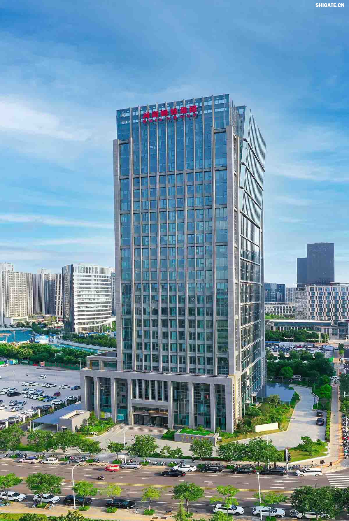 111.jpg 河南鋼鐵集團(tuán)鄭州總部    河南鋼鐵集團(tuán)有限公司（以下簡稱河南鋼鐵集團(tuán)）2023年3月1日注冊成立，注冊資本為人民幣200億元，旗下有安鋼股份公司、周口鋼鐵公司（周鋼）、洛陽銅加工集團(tuán)、舞陽礦業(yè)公司等子企業(yè)。薄學(xué)斌同志任董事長。河南鋼鐵集團(tuán)是省委、省政府為推動(dòng)全省鋼鐵產(chǎn)業(yè)轉(zhuǎn)型提質(zhì)、結(jié)構(gòu)調(diào)整和布局優(yōu)化，而作出的重大決策。河南鋼鐵集團(tuán)的核心企業(yè)安鋼始建于1958年，是新中國第一批重點(diǎn)建設(shè)的鋼鐵企業(yè)，為河南經(jīng)濟(jì)社會(huì)發(fā)展作出了不可磨滅的歷史性貢獻(xiàn)。2023年12月，洛陽銅加工集團(tuán)有限責(zé)任公司加入集團(tuán)大家庭，開啟了全省鋼鐵、有色產(chǎn)業(yè)融合發(fā)展新征程；2024年7月，集團(tuán)進(jìn)入省管重要骨干企業(yè)序列，肩負(fù)起帶動(dòng)全省鋼鐵產(chǎn)業(yè)轉(zhuǎn)型提質(zhì)、結(jié)構(gòu)調(diào)整、布局優(yōu)化和推進(jìn)全省鋼鋁銅鎂融合發(fā)展的重要使命。  新的歷史時(shí)期，河南鋼鐵集團(tuán)深入學(xué)習(xí)貫徹習(xí)近平總書記關(guān)于建設(shè)現(xiàn)代化產(chǎn)業(yè)體系的重要論述，主動(dòng)扛起引領(lǐng)帶動(dòng)全省鋼鐵產(chǎn)業(yè)和有色產(chǎn)業(yè)高質(zhì)量發(fā)展的責(zé)任擔(dān)當(dāng)，明確了今后一個(gè)時(shí)期“1356”發(fā)展格局，構(gòu)畫了未來發(fā)展的大方向、大路子。按照“穩(wěn)住基本盤、邁向中高端、搶占新賽道”的發(fā)展路徑和“一年打基礎(chǔ)、三年上臺(tái)階、五年創(chuàng)一流”階段目標(biāo)，堅(jiān)持高端化、智能化、綠色化，向特鋼轉(zhuǎn)型，向先進(jìn)合金材料轉(zhuǎn)型，著力打造效益一流、產(chǎn)品一流、技術(shù)一流、品牌一流、環(huán)境一流、管理一流，營業(yè)收入、資產(chǎn)規(guī)模均達(dá)千億級(jí)，具有國際影響力、國內(nèi)一流競爭力、區(qū)域最強(qiáng)帶動(dòng)力的現(xiàn)代化冶金產(chǎn)業(yè)集團(tuán)。
