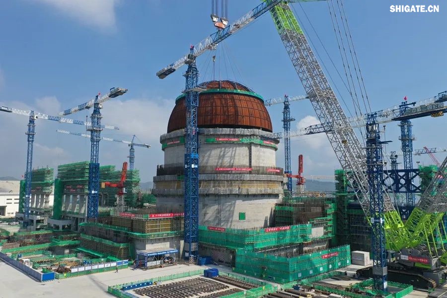 近日，“華龍一號(hào)”批量化建設(shè)項(xiàng)目——漳州核電項(xiàng)目2號(hào)機(jī)組熱態(tài)性能試驗(yàn)順利完成。河鋼集團(tuán)舞鋼公司生產(chǎn)的高端核電鋼板批量應(yīng)用在漳州核電項(xiàng)目1~4號(hào)機(jī)組的穩(wěn)壓器、蒸汽發(fā)生器、人員閘門(mén)、設(shè)備閘門(mén)、硼注箱等核島級(jí)關(guān)鍵設(shè)備制造。  舞鋼公司堅(jiān)定特鋼思路，依托自身深厚的技術(shù)積淀，不斷開(kāi)發(fā)更多滿(mǎn)足市場(chǎng)需求的高端核電鋼。針對(duì)漳州核電項(xiàng)目用鋼特點(diǎn)，舞鋼公司組建專(zhuān)項(xiàng)技術(shù)團(tuán)隊(duì)，進(jìn)一步完善核電鋼板質(zhì)量保證體系，優(yōu)化冶煉、軋制與熱處理工藝，確保了生產(chǎn)出的高端核電用鋼板性能穩(wěn)定，滿(mǎn)足了客戶(hù)需求，成功實(shí)現(xiàn)批量應(yīng)用，為“華龍一號(hào)”核電項(xiàng)目建設(shè)提供了重要的材料保障，助力我國(guó)核電產(chǎn)業(yè)發(fā)展。     b5c22239-6b29-4959-9963-b9c789c943c8.jpg     漳州核電項(xiàng)目是我國(guó)自主三代核電技術(shù)“華龍一號(hào)”批量化建設(shè)的始發(fā)地，也是全球最大的“華龍一號(hào)”核電基地，規(guī)劃建設(shè)6臺(tái)“華龍一號(hào)”核電機(jī)組，總裝機(jī)容量720萬(wàn)千瓦，全部投產(chǎn)后年發(fā)電量超600億千瓦時(shí)。  從秦山核電站到漳州核電項(xiàng)目，從常規(guī)島到核島，舞鋼公司生產(chǎn)的核電鋼板深度參與了我國(guó)眾多核電項(xiàng)目建設(shè)。隨著“華龍一號(hào)”批量化建設(shè)的快速推進(jìn)，舞鋼公司將繼續(xù)以“科技創(chuàng)新和技術(shù)營(yíng)銷(xiāo)”為兩大引擎，助推“雙碳”目標(biāo)實(shí)現(xiàn)，促進(jìn)全球清潔能源發(fā)展貢獻(xiàn)“中國(guó)方案”。