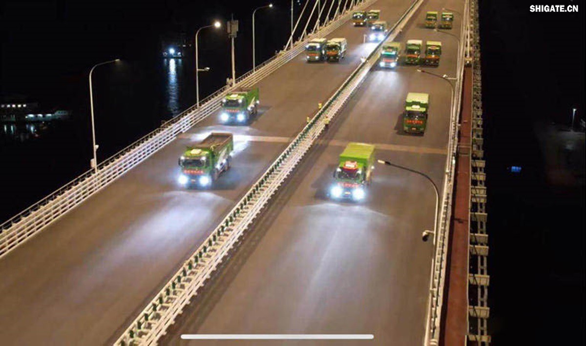 6月16日22時，世界最大跨度斜拉橋——常泰長江大橋燈火通明，車聲轟鳴，一場通車前的“極限挑戰(zhàn)”正緊張進(jìn)行。30輛總重達(dá)1200噸的四軸加載車，分批列隊(duì)駛上橋面預(yù)先劃定的?？奎c(diǎn)，并由提前布置在橋梁各關(guān)鍵部位的869個傳感器開展實(shí)時監(jiān)測，采集測試數(shù)據(jù)。由此，大橋跨江公鐵合建段主橋橋梁荷載試驗(yàn)全面啟動。    AA1GQ79M.jpg    這次荷載試驗(yàn)覆蓋范圍具體包括1座主跨1208米斜拉橋、2座主跨388米鋼桁拱專用航道橋、1座非通航道孔橋以及南北兩座引橋，共設(shè)計(jì)119個靜載工況和111個動載工況。其中，最大對稱靜力加載工況將動用110輛四軸加載車，總重達(dá)4400噸。試驗(yàn)將持續(xù)一周，分五個階段進(jìn)行。試驗(yàn)首日在錄安洲非通航孔橋和常州側(cè)公鐵合建段引橋?qū)嵤? 常泰長江大橋是連通常州與泰興的跨江通道，是長江上首座集高速公路、城際鐵路和普通公路三種功能于一體的雙層復(fù)合型橋梁，計(jì)劃于今年年內(nèi)基本建成。它的上層為雙向六車道高速公路，下層為雙線城際鐵路和普通公路。如此復(fù)雜的結(jié)構(gòu)，如何確保它在未來百年服役中安全可靠？答案就藏在荷載試驗(yàn)中。    AA1GQduQ.jpg    荷載試驗(yàn)堪稱橋梁通車前的“綜合大考”，是確保橋梁安全運(yùn)營的“體檢報告”。江蘇省交通工程建設(shè)局常泰長江大橋建設(shè)指揮部現(xiàn)場常務(wù)副指揮長夏鵬飛介紹，“荷載試驗(yàn)是檢測橋梁結(jié)構(gòu)安全和承載能力的重要手段，通過科學(xué)的加載測試和數(shù)據(jù)采集分析，驗(yàn)證實(shí)際成橋狀態(tài)與理論設(shè)計(jì)的鍥合度，確保常泰長江大橋運(yùn)營安全?！笨紤]到大橋主體采用鋼結(jié)構(gòu)和鋼-混凝土組合結(jié)構(gòu)，為最大限度減少晝夜溫差對測試數(shù)據(jù)的影響，所有試驗(yàn)均安排在夜間實(shí)施。  通過一系列科學(xué)嚴(yán)謹(jǐn)?shù)暮奢d測試，這座世界級多功能大橋的實(shí)際性能將得到充分檢驗(yàn)，為常泰長江大橋后續(xù)安全通車運(yùn)營提供至關(guān)重要的數(shù)據(jù)支撐。