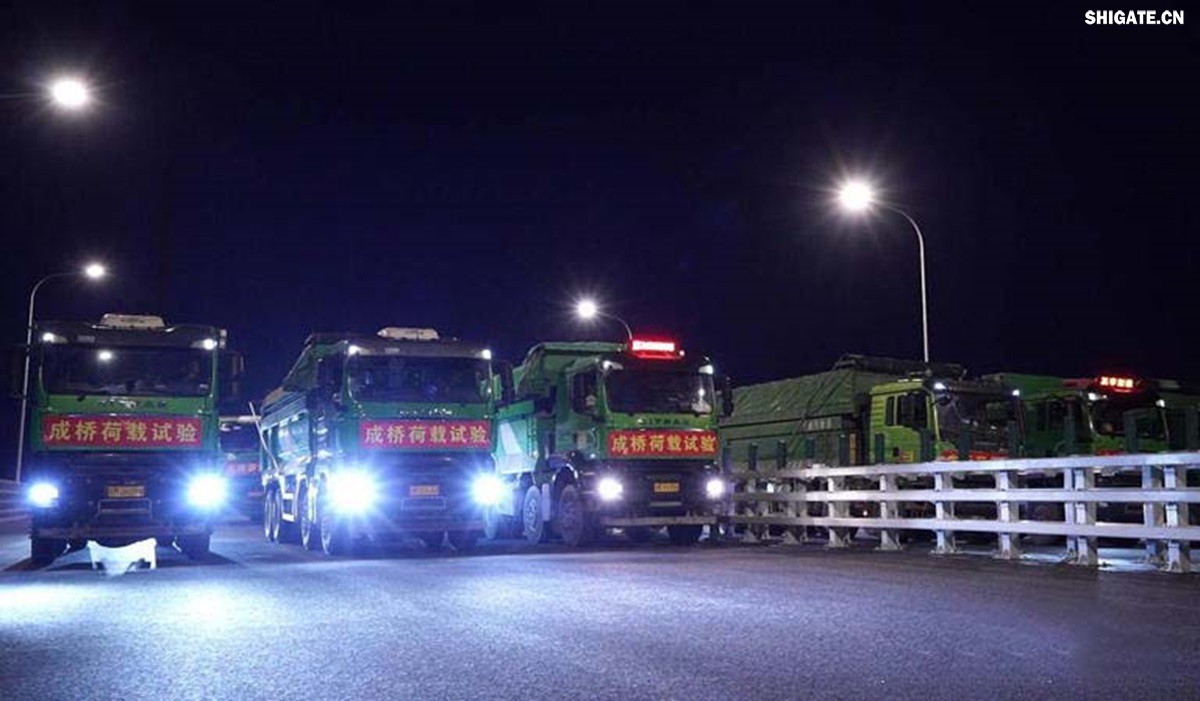 6月16日22時，世界最大跨度斜拉橋——常泰長江大橋燈火通明，車聲轟鳴，一場通車前的“極限挑戰(zhàn)”正緊張進(jìn)行。30輛總重達(dá)1200噸的四軸加載車，分批列隊(duì)駛上橋面預(yù)先劃定的?？奎c(diǎn)，并由提前布置在橋梁各關(guān)鍵部位的869個傳感器開展實(shí)時監(jiān)測，采集測試數(shù)據(jù)。由此，大橋跨江公鐵合建段主橋橋梁荷載試驗(yàn)全面啟動。    AA1GQ79M.jpg    這次荷載試驗(yàn)覆蓋范圍具體包括1座主跨1208米斜拉橋、2座主跨388米鋼桁拱專用航道橋、1座非通航道孔橋以及南北兩座引橋，共設(shè)計(jì)119個靜載工況和111個動載工況。其中，最大對稱靜力加載工況將動用110輛四軸加載車，總重達(dá)4400噸。試驗(yàn)將持續(xù)一周，分五個階段進(jìn)行。試驗(yàn)首日在錄安洲非通航孔橋和常州側(cè)公鐵合建段引橋?qū)嵤? 常泰長江大橋是連通常州與泰興的跨江通道，是長江上首座集高速公路、城際鐵路和普通公路三種功能于一體的雙層復(fù)合型橋梁，計(jì)劃于今年年內(nèi)基本建成。它的上層為雙向六車道高速公路，下層為雙線城際鐵路和普通公路。如此復(fù)雜的結(jié)構(gòu)，如何確保它在未來百年服役中安全可靠？答案就藏在荷載試驗(yàn)中。    AA1GQduQ.jpg    荷載試驗(yàn)堪稱橋梁通車前的“綜合大考”，是確保橋梁安全運(yùn)營的“體檢報告”。江蘇省交通工程建設(shè)局常泰長江大橋建設(shè)指揮部現(xiàn)場常務(wù)副指揮長夏鵬飛介紹，“荷載試驗(yàn)是檢測橋梁結(jié)構(gòu)安全和承載能力的重要手段，通過科學(xué)的加載測試和數(shù)據(jù)采集分析，驗(yàn)證實(shí)際成橋狀態(tài)與理論設(shè)計(jì)的鍥合度，確保常泰長江大橋運(yùn)營安全?！笨紤]到大橋主體采用鋼結(jié)構(gòu)和鋼-混凝土組合結(jié)構(gòu)，為最大限度減少晝夜溫差對測試數(shù)據(jù)的影響，所有試驗(yàn)均安排在夜間實(shí)施。  通過一系列科學(xué)嚴(yán)謹(jǐn)?shù)暮奢d測試，這座世界級多功能大橋的實(shí)際性能將得到充分檢驗(yàn)，為常泰長江大橋后續(xù)安全通車運(yùn)營提供至關(guān)重要的數(shù)據(jù)支撐。