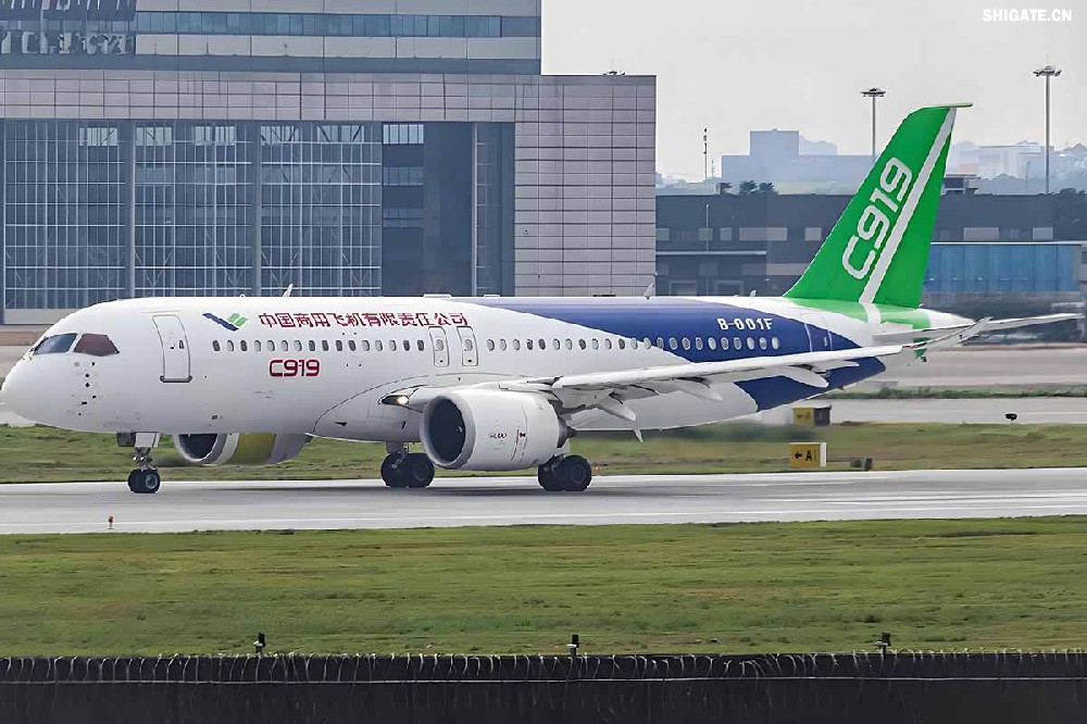 12月9日，國(guó)產(chǎn)大飛機(jī)C919的全球首家用戶東航，正式接收首架C919飛機(jī)，標(biāo)志著國(guó)產(chǎn)大飛機(jī)邁出市場(chǎng)運(yùn)營(yíng)的“第一步”，也標(biāo)志著中國(guó)民航運(yùn)輸市場(chǎng)首次擁有中國(guó)自主研發(fā)的噴氣式干線飛機(jī)。  消息傳來，河鋼集團(tuán)干部職工倍感振奮。因?yàn)?，?guó)產(chǎn)大飛機(jī)工程也凝聚了河鋼干部職工的心血和汗水，見證了河鋼人的獨(dú)特貢獻(xiàn)。河鋼自主研發(fā)的390mm大厚度調(diào)質(zhì)鋼20MnNiMo，填補(bǔ)國(guó)內(nèi)空白，用于大飛機(jī)項(xiàng)目的核心設(shè)備——世界最大的8萬噸級(jí)模鍛壓機(jī)制造，為國(guó)產(chǎn)大飛機(jī)提供堅(jiān)強(qiáng)的鋼鐵支撐。    建功大國(guó)重器  航空模鍛件是飛機(jī)的“鋼脊鐵翅”，需要大型的模鍛設(shè)備才能高質(zhì)量批量鍛制。在中國(guó)制造大型模鍛壓機(jī)之前，僅有美國(guó)、俄羅斯、法國(guó)3個(gè)國(guó)家有類似設(shè)備，最大鍛造等級(jí)為俄羅斯的7.5萬噸級(jí)。  2003年，我國(guó)啟動(dòng)重型模鍛壓機(jī)論證，組成專家隊(duì)伍開始研制世界最大的8萬噸級(jí)大型模鍛壓機(jī)。正是該項(xiàng)目的啟動(dòng)，讓河鋼與國(guó)產(chǎn)大飛機(jī)結(jié)下不解之緣。  制造模鍛壓機(jī)機(jī)架所用頂級(jí)鋼板——大厚度調(diào)質(zhì)鋼20MnNiMo，是該裝備中生產(chǎn)難度最大的鋼種，內(nèi)部致密度、純潔度、機(jī)械性能及平直度等各項(xiàng)標(biāo)準(zhǔn)要求極高，且由于鋼板大單重、大厚度，其表面質(zhì)量、性能合格率、探傷合格率極難保證，生產(chǎn)難度很大。此前，國(guó)內(nèi)沒有廠家能夠生產(chǎn)，國(guó)外進(jìn)口同類鋼板每噸價(jià)格高達(dá)8萬元。  “為國(guó)造好鋼，建功大國(guó)重器。助力大飛機(jī)制造，河鋼人義不容辭！”2009年2月，接到任務(wù)的河鋼集團(tuán)舞鋼公司（以下簡(jiǎn)稱舞鋼）立即組織技術(shù)人員開展專項(xiàng)攻關(guān)，先后解決了鋼板內(nèi)部金屬致密度純潔度、鋼板表面質(zhì)量、鋼板熱處理機(jī)械性能、鋼板平直度等多項(xiàng)重大技術(shù)難題。  經(jīng)過6個(gè)多月的攻堅(jiān)克難，2009年7月，總量為82塊、2348噸的390mm大厚度調(diào)質(zhì)鋼20MnNiMo全部生產(chǎn)完畢并成功交付。產(chǎn)品各項(xiàng)性能均超出國(guó)外同類產(chǎn)品標(biāo)準(zhǔn)，完全能夠滿足使用要求，價(jià)格卻遠(yuǎn)遠(yuǎn)低于同類進(jìn)口產(chǎn)品，鋼板全部高質(zhì)量按期交貨，獲得高度評(píng)價(jià)。  2013年4月，8萬噸級(jí)大型模鍛壓機(jī)建成投產(chǎn)。這臺(tái)總高42米、總重2.2萬噸的世界最大模鍛壓機(jī)，最大模鍛壓制力可達(dá)1000MN，壓機(jī)尺寸、整體質(zhì)量和最大單件重量均為世界之首，僅用3分半鐘便可制作一個(gè)飛機(jī)起落架，將我國(guó)高端重大裝備的制造能力托舉到國(guó)際頂級(jí)水平。  2015年11月2日，由8萬噸大型模鍛壓機(jī)生產(chǎn)出的首款新一代噴氣式干線客機(jī)C919，面向全球公開亮相，壓機(jī)尺寸、整體質(zhì)量和最大單件重量均為世界之首。    研發(fā)“爭(zhēng)氣鋼”  在河鋼人心中，為國(guó)產(chǎn)大飛機(jī)項(xiàng)目關(guān)鍵設(shè)備自主研發(fā)“爭(zhēng)氣鋼”，是一份舍我其誰的光榮和信任，更是一份為國(guó)爭(zhēng)光的使命和責(zé)任。秉持著這樣的認(rèn)識(shí)和定位，舞鋼技術(shù)人員充分發(fā)揮技術(shù)優(yōu)勢(shì)，通力協(xié)作、密切配合，圓滿完成390mm大厚度調(diào)質(zhì)鋼20MnNiMo研制任務(wù)。大厚度調(diào)質(zhì)鋼20MnNiMo的研發(fā)過程中，煉鋼過程是關(guān)鍵環(huán)節(jié)之一。“由于390毫米厚的大飛機(jī)用調(diào)質(zhì)鋼20MnNiMo要求內(nèi)部致密度、潔凈度、調(diào)質(zhì)后機(jī)械性能等各項(xiàng)標(biāo)準(zhǔn)都非常高，在一煉鋼環(huán)節(jié)，生產(chǎn)高品質(zhì)的合格電渣錠熔煉母材——優(yōu)質(zhì)20MnNiMo連鑄坯是基礎(chǔ)。”作為舞鋼電渣重熔技術(shù)的首批研發(fā)者、參與者、見證者，舞鋼一檔技術(shù)主管畢殿閣談及該鋼的研發(fā)記憶猶新，“在此之前，20MnNiMo鋼種從未在舞鋼一煉鋼1900mm連鑄機(jī)生產(chǎn)線上生產(chǎn)過?！? 據(jù)畢殿閣介紹，由于高鎳高鉬連鑄坯易產(chǎn)生裂紋，生產(chǎn)困難不可想象。但大飛機(jī)項(xiàng)目作為國(guó)家一項(xiàng)重大項(xiàng)目，“建功大國(guó)重器”激發(fā)了職工們的榮耀感和使命感，舞鋼為此專門成立了攻關(guān)隊(duì)，并制定了一系列激勵(lì)措施，全力以赴挑戰(zhàn)極限，克服了一切不可預(yù)見的困難。  連鑄車間從控制澆注鋼水過熱度、調(diào)整鑄機(jī)二冷水參數(shù)、調(diào)整鑄機(jī)澆注拉速等，一項(xiàng)一項(xiàng)消除可能造成澆注失敗的不利因素，成功研發(fā)出了針對(duì)20MnNiMo鋼種的澆注工藝，并保證了鋼坯成功澆注。在電渣重熔環(huán)節(jié)，創(chuàng)新渣系的研究與開發(fā)以及熔速、冷卻制度，確保電渣爐的生產(chǎn)順行和電渣錠內(nèi)部質(zhì)量。  20MnNiMo鋼板軋制環(huán)節(jié)，更是困難重重，最大的難關(guān)莫過于鋼板表面質(zhì)量及板型軋制攻關(guān)。  今年50歲的“河鋼工匠”、舞鋼軋鋼首批高級(jí)作業(yè)師任亞強(qiáng)是當(dāng)時(shí)20MnNiMo軋制攻關(guān)團(tuán)隊(duì)的主操手。“當(dāng)時(shí)是20MnNiMo鋼板的國(guó)內(nèi)首次生產(chǎn)，我們必須要精心操作、精準(zhǔn)控制，努力實(shí)現(xiàn)‘國(guó)內(nèi)首創(chuàng)’優(yōu)秀成果?！睘榇?，任亞強(qiáng)連續(xù)半個(gè)月堅(jiān)守在崗位上，并通過自己的觀察、思考，提出在軋制中對(duì)留尾、展寬及道次壓下量進(jìn)行優(yōu)化，改善鋼板平直度，在終軋道次采用低速大壓下規(guī)程軋制的工藝改進(jìn)方案。方案實(shí)施后，攻克了該鋼表面不允許有任何缺陷，平直度不超過6mm/米的行業(yè)軋制技術(shù)難題，圓滿完成該鋼種的軋制任務(wù)。  “人隨鋼走”是研發(fā)團(tuán)隊(duì)成員、舞鋼科技部核電鋼研究所主管工程師張萌工作狀態(tài)的寫照。那段時(shí)間里，他日夜跟蹤生產(chǎn)，從煉鋼到軋鋼，采集記錄數(shù)據(jù)，為各環(huán)節(jié)的技術(shù)升級(jí)積淀原始依據(jù)。  為攻克該類大厚度鋼板內(nèi)部性能易波動(dòng)行業(yè)難題，他和同事輪流在生產(chǎn)現(xiàn)場(chǎng)熬夜，實(shí)在困了就趴在桌子邊打個(gè)盹兒。經(jīng)過反復(fù)研究、試驗(yàn)，他們最終找出了問題原因，根據(jù)試驗(yàn)數(shù)據(jù)三次對(duì)工藝進(jìn)行技術(shù)升級(jí)，得到了最優(yōu)工藝方案，也為后續(xù)其他品種電渣鋼的研發(fā)打下基礎(chǔ)。在鋼板熱處理工序，專門對(duì)一軋鋼的車底式爐進(jìn)行技術(shù)升級(jí)攻關(guān)，保證了390mm厚、5米多長(zhǎng)的鋼板熱處理冷卻后的性能穩(wěn)定；他們創(chuàng)新鋼板壓平工藝，攻克了鋼板的平直度難以控制的技術(shù)難題。  回憶那段難忘的研制經(jīng)歷，張萌動(dòng)情地說：“在熱處理環(huán)節(jié)，面對(duì)著數(shù)百度的輻射高溫，我們的職工們一只胳膊擋住被烤得生疼的臉，另一只胳膊湊近鋼板去放墊塊。正是經(jīng)受住這樣的‘烤’驗(yàn)，和精細(xì)到每一個(gè)環(huán)節(jié)的全方位過程控制，才讓我們收獲了來之不易的研發(fā)碩果。”    點(diǎn)亮河鋼品牌  390mm大厚度調(diào)質(zhì)鋼20MnNiMo的成功研制，為舞鋼積淀了豐厚的技術(shù)優(yōu)勢(shì)——“大飛機(jī)項(xiàng)目用390mm厚20MnNiMo鋼板的研制開發(fā)”技術(shù)成果榮獲中國(guó)鋼鐵工業(yè)協(xié)會(huì)、中國(guó)金屬學(xué)會(huì)和河北省冶金科學(xué)技術(shù)獎(jiǎng)；電渣重熔技術(shù)成為舞鋼當(dāng)前的“王牌技術(shù)”之一，電渣重熔水電鋼S500Q、S550Q最大厚度達(dá)到285mm厚度，在國(guó)內(nèi)獨(dú)占鰲頭；核電鋼Q345D國(guó)標(biāo)一級(jí)探傷要求380mm厚度規(guī)格品質(zhì)國(guó)內(nèi)首屈一指……以研發(fā)國(guó)家重大工程急需鋼材為己任，舞鋼在全面對(duì)接高端市場(chǎng)、服務(wù)國(guó)家重大工程中，實(shí)現(xiàn)了產(chǎn)品競(jìng)爭(zhēng)力的快速提升。  在航空航天用鋼領(lǐng)域，舞鋼為中國(guó)首次載人航天飛行及天宮一號(hào)、神舟九號(hào)和長(zhǎng)征二號(hào)F的研制配套做出了突出貢獻(xiàn)。同時(shí)，在水電、核電、石油化工煤化工、海洋工程、高層建筑、橋梁等用鋼諸多領(lǐng)域，均發(fā)揮了關(guān)鍵性作用。  舞鋼的產(chǎn)品創(chuàng)新研發(fā)，是河鋼持續(xù)推進(jìn)客戶結(jié)構(gòu)、產(chǎn)品結(jié)構(gòu)“兩個(gè)結(jié)構(gòu)優(yōu)化”的縮影。近年來，河鋼大力培育行業(yè)第一、唯一，加快在超高強(qiáng)汽車鋼、覆膜家電板、海工鋼等領(lǐng)域打造更多“單打冠軍”。  研制開發(fā)的船用LNG低溫奧氏體型高錳鋼、超厚加釩鉻鉬鋼板、特殊功能鋅鋁鎂涂層等30余個(gè)新產(chǎn)品填補(bǔ)國(guó)內(nèi)空白。核電用鋼、海洋工程用鋼、鍋爐及壓力容器用鋼、高強(qiáng)抗震鋼筋等產(chǎn)品國(guó)內(nèi)第一品牌優(yōu)勢(shì)更加凸顯……  如今，河鋼定制研發(fā)的一系列高端產(chǎn)品廣泛應(yīng)用于港珠澳大橋、“華龍一號(hào)”核電站、“天眼”工程、奧運(yùn)工程、國(guó)產(chǎn)大飛機(jī)、極地重載運(yùn)輸船、航空航天等系列重大科技和工程項(xiàng)目，在鑄就“大國(guó)重器”中彰顯了河鋼品牌的力量與擔(dān)當(dāng)。
