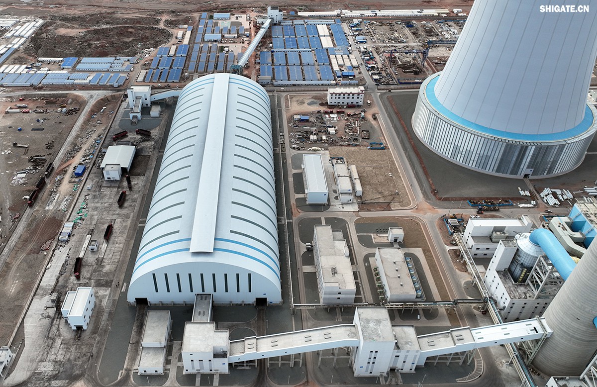 9月4日,我國首個“沙戈荒”新能源外送基地——新疆華電哈密2×100萬千瓦煤電項目建成投產,經過為期半個多月試運行,狀況良好。在該項目建設過程中,河鋼集團舞鋼公司高端容器鋼板替代進口,獨家用于項目所需國內首批100萬千瓦高效超超臨界純燃新疆高堿煤鍋爐等核心設備的制作,為國家重點新能源項目建設作出突出貢獻。 新疆華電哈密2×100萬千瓦煤電項目是國家十四五重點能源項目,新疆天山北麓戈壁能源基地重要組成部分,也是我國首個“沙戈荒”新能源外送基地首批機組和“疆電入渝”首批電源項目。新疆天山北麓戈壁能源基地通過“風光火熱儲一體化”模式,推動新能源高比例外送,對優化電力資源配置、促進區域協調發展具有重要意義。 640.jpg 河鋼集團舞鋼公司依靠科技創新和技術進步,不斷提升核心競爭力。圍繞市場和客戶需求,在產品創新上下足功夫,做到研發一代、生產一代、儲備一代,加快鋼鐵產品由“原料級”向“材料級”轉變,不斷提升產品價值和客戶服務能力。針對項目方要樹立“戈壁綠電新標桿”的理念,河鋼集團舞鋼公司與參建單位聯合,為其生產項目核心關鍵設備提供所需鋼板。在生產過程中,科技人員創新工藝,在冶煉、軋鋼環節增加3項附加要求,嚴格跟蹤工藝執行,攻克了鋼板表面質量易波動等行業難題,確保了鋼板各項指標完全滿足客戶需求并按期交付。 新疆華電哈密2×100 萬千瓦煤電項目是國家“十四五” 重點能源項目,也是“疆電入渝”工程的重要配套電源。項目位于哈密三塘湖戈壁腹地,規劃裝機容量200萬千瓦。江西水電承建了該項目輸煤系統建筑安裝工程,包括輸煤棧橋、轉運站、碎煤機室等關鍵設施。自2024年4月開工以來,面對施工現場自然環境惡劣和緊張工期等諸多不利因素,江西水電項目團隊齊心協力、迎難而上,精心組織、科學管理,統籌抓好安全、質量和進度,全力推動項目建設,確保了輸煤系統全線設備安裝、調試工作順利完成,為機組燃煤供應提供了可靠保障,為首臺機組投產奠定了堅實基礎。 b1e903722c7a4f6b8aa0be1839829f67.jpg 在項目建設過程中,江西水電項目團隊始終堅持高標準、嚴要求,積極與各參建單位協同作戰,克服了一個又一個技術難題。特別是在1號機組順利通過168小時試運行后,項目團隊乘勝追擊,加快推進2號機組建設,僅用兩個月時間就實現了2號機組的投產,安全、優質、高效地完成了既定目標,實現年內1號、2號機組雙投。 據了解,新疆華電哈密 2×100 萬千瓦煤電項目采用了國產高效超超臨界間接空冷燃煤機組,配套建設了封閉式煤場和210米高鋼結構間冷塔,具有顯著的技術優勢和環保效益。投產后,該項目每年預計可向重慶輸送電力超360億千瓦時,并支撐建設1020萬千瓦新能源項目,每年新增綠電249億千瓦時,在保障能源供應的同時,為我國碳達峰碳中和目標的實現貢獻積極力量。 9月4日,我國首個“沙戈荒”新能源外送基地——新疆華電哈密2×100萬千瓦煤電項目建成投產,經過為期半個多月試運行,狀況良好。在該項目建設過程中,河鋼集團舞鋼公司高端容器鋼板替代進口,獨家用于項目所需國內首批100萬千瓦高效超超臨界純燃新疆高堿煤鍋爐等核心設備的制作,為國家重點新能源項目建設作出突出貢獻。 新疆華電哈密2×100萬千瓦煤電項目是國家十四五重點能源項目,新疆天山北麓戈壁能源基地重要組成部分,也是我國首個“沙戈荒”新能源外送基地首批機組和“疆電入渝”首批電源項目。新疆天山北麓戈壁能源基地通過“風光火熱儲一體化”模式,推動新能源高比例外送,對優化電力資源配置、促進區域協調發展具有重要意義。 640.jpg 河鋼集團舞鋼公司依靠科技創新和技術進步,不斷提升核心競爭力。圍繞市場和客戶需求,在產品創新上下足功夫,做到研發一代、生產一代、儲備一代,加快鋼鐵產品由“原料級”向“材料級”轉變,不斷提升產品價值和客戶服務能力。針對項目方要樹立“戈壁綠電新標桿”的理念,河鋼集團舞鋼公司與參建單位聯合,為其生產項目核心關鍵設備提供所需鋼板。在生產過程中,科技人員創新工藝,在冶煉、軋鋼環節增加3項附加要求,嚴格跟蹤工藝執行,攻克了鋼板表面質量易波動等行業難題,確保了鋼板各項指標完全滿足客戶需求并按期交付。 新疆華電哈密2×100 萬千瓦煤電項目是國家“十四五” 重點能源項目,也是“疆電入渝”工程的重要配套電源。項目位于哈密三塘湖戈壁腹地,規劃裝機容量200萬千瓦。江西水電承建了該項目輸煤系統建筑安裝工程,包括輸煤棧橋、轉運站、碎煤機室等關鍵設施。自2024年4月開工以來,面對施工現場自然環境惡劣和緊張工期等諸多不利因素,江西水電項目團隊齊心協力、迎難而上,精心組織、科學管理,統籌抓好安全、質量和進度,全力推動項目建設,確保了輸煤系統全線設備安裝、調試工作順利完成,為機組燃煤供應提供了可靠保障,為首臺機組投產奠定了堅實基礎。 b1e903722c7a4f6b8aa0be1839829f67.jpg 在項目建設過程中,江西水電項目團隊始終堅持高標準、嚴要求,積極與各參建單位協同作戰,克服了一個又一個技術難題。特別是在1號機組順利通過168小時試運行后,項目團隊乘勝追擊,加快推進2號機組建設,僅用兩個月時間就實現了2號機組的投產,安全、優質、高效地完成了既定目標,實現年內1號、2號機組雙投。 據了解,新疆華電哈密 2×100 萬千瓦煤電項目采用了國產高效超超臨界間接空冷燃煤機組,配套建設了封閉式煤場和210米高鋼結構間冷塔,具有顯著的技術優勢和環保效益。投產后,該項目每年預計可向重慶輸送電力超360億千瓦時,并支撐建設1020萬千瓦新能源項目,每年新增綠電249億千瓦時,在保障能源供應的同時,為我國碳達峰碳中和目標的實現貢獻積極力量。