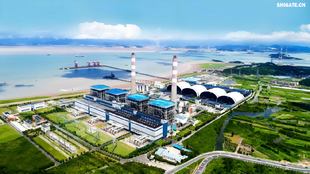 鍋爐汽包是火力發(fā)電關(guān)鍵設備,其核心材料的質(zhì)量直接影響到整個發(fā)電機組的安全性和效率。面對現(xiàn)場設備受限、工藝復雜、生產(chǎn)交貨期緊張等挑戰(zhàn),舞鋼優(yōu)化生產(chǎn)流程,創(chuàng)新生產(chǎn)工藝,提供的高韌特厚板具有較高的純凈度、致密度、組織均勻性及較高的韌性、良好的中高溫性能,能夠滿足650℃高效超超臨界燃煤發(fā)電機組在高溫高壓環(huán)境下的運行要求,并提前15天高質(zhì)量交付,滿足了客戶急需。 華能玉環(huán)電廠四期項目擬建設1臺100萬千瓦級650攝氏度高效超超臨界一次再熱燃煤發(fā)電機組,機組設計主汽壓力達到35兆帕,主蒸汽和再熱蒸汽溫度均達到650攝氏度,是目前世界范圍內(nèi)燃煤機組最高參數(shù),將大幅提高發(fā)電效率。與現(xiàn)有機組相比,650攝氏度等級高效超超臨界燃煤機組可提升發(fā)電效率約4個百分點,度電煤耗可降低約10%,每年可減少二氧化碳排放量約45萬噸。 作為國家重大科技攻關(guān)項目,該機組采用中國華能研發(fā)的我國具有自主知識產(chǎn)權(quán)的高溫合金新材料,實現(xiàn)了關(guān)鍵高溫材料技術(shù)的完全自主可控,打破傳統(tǒng)燃煤發(fā)電的熱效率瓶頸,實現(xiàn)“用更少的煤發(fā)更多的電”。 項目建成后將大幅提升煤電清潔高效利用水平,同時推動國產(chǎn)裝備制造能力全面升級,為實現(xiàn)我國能源安全與“雙碳”目標提供重要支撐。 鍋爐汽包是火力發(fā)電關(guān)鍵設備,其核心材料的質(zhì)量直接影響到整個發(fā)電機組的安全性和效率。面對現(xiàn)場設備受限、工藝復雜、生產(chǎn)交貨期緊張等挑戰(zhàn),舞鋼優(yōu)化生產(chǎn)流程,創(chuàng)新生產(chǎn)工藝,提供的高韌特厚板具有較高的純凈度、致密度、組織均勻性及較高的韌性、良好的中高溫性能,能夠滿足650℃高效超超臨界燃煤發(fā)電機組在高溫高壓環(huán)境下的運行要求,并提前15天高質(zhì)量交付,滿足了客戶急需。 華能玉環(huán)電廠四期項目擬建設1臺100萬千瓦級650攝氏度高效超超臨界一次再熱燃煤發(fā)電機組,機組設計主汽壓力達到35兆帕,主蒸汽和再熱蒸汽溫度均達到650攝氏度,是目前世界范圍內(nèi)燃煤機組最高參數(shù),將大幅提高發(fā)電效率。與現(xiàn)有機組相比,650攝氏度等級高效超超臨界燃煤機組可提升發(fā)電效率約4個百分點,度電煤耗可降低約10%,每年可減少二氧化碳排放量約45萬噸。 作為國家重大科技攻關(guān)項目,該機組采用中國華能研發(fā)的我國具有自主知識產(chǎn)權(quán)的高溫合金新材料,實現(xiàn)了關(guān)鍵高溫材料技術(shù)的完全自主可控,打破傳統(tǒng)燃煤發(fā)電的熱效率瓶頸,實現(xiàn)“用更少的煤發(fā)更多的電”。 項目建成后將大幅提升煤電清潔高效利用水平,同時推動國產(chǎn)裝備制造能力全面升級,為實現(xiàn)我國能源安全與“雙碳”目標提供重要支撐。